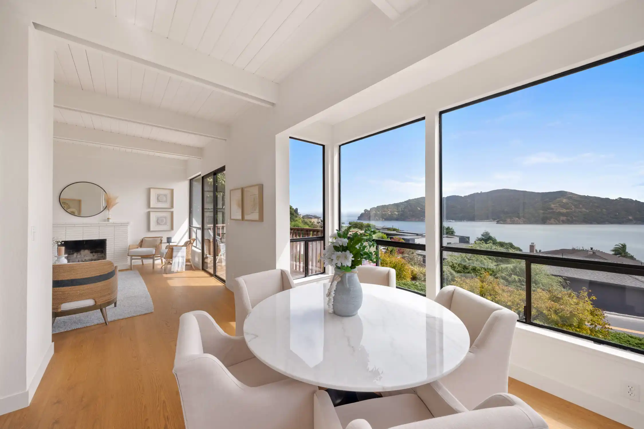 Situated in the heart of Old Town Tiburon – image 5