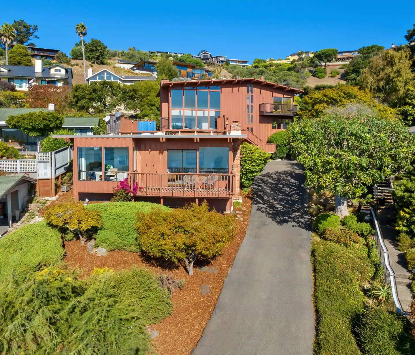 Situated in the heart of Old Town Tiburon – image 2