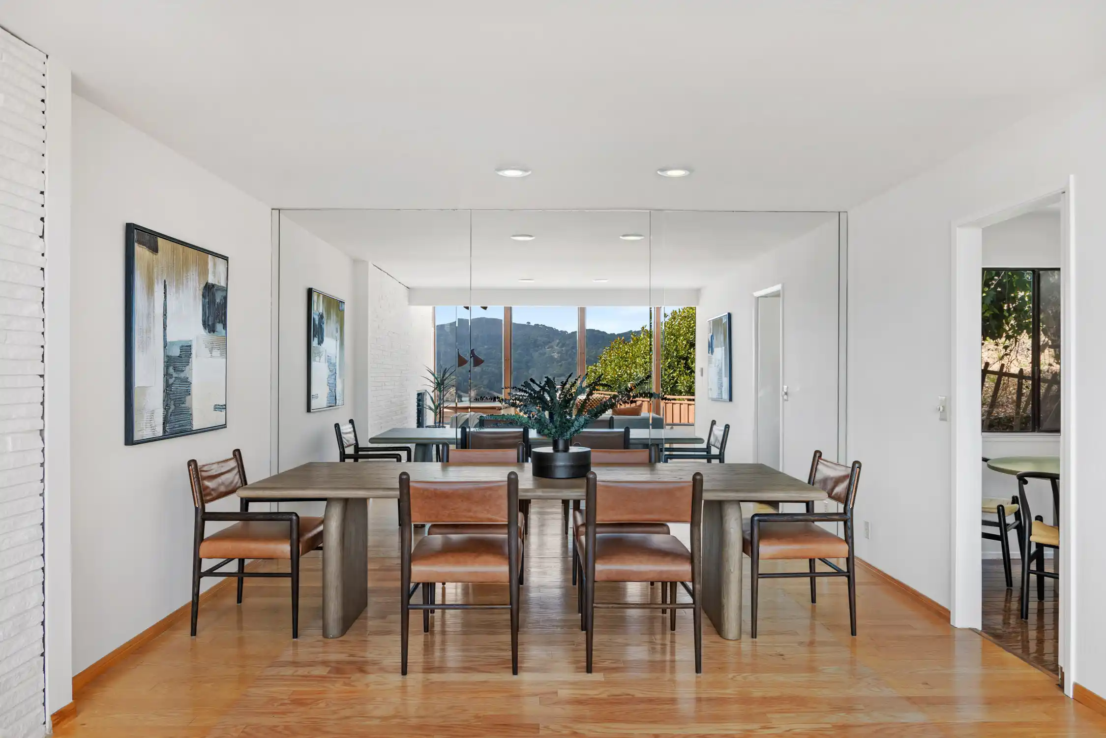 Situated in the heart of Old Town Tiburon – image 8