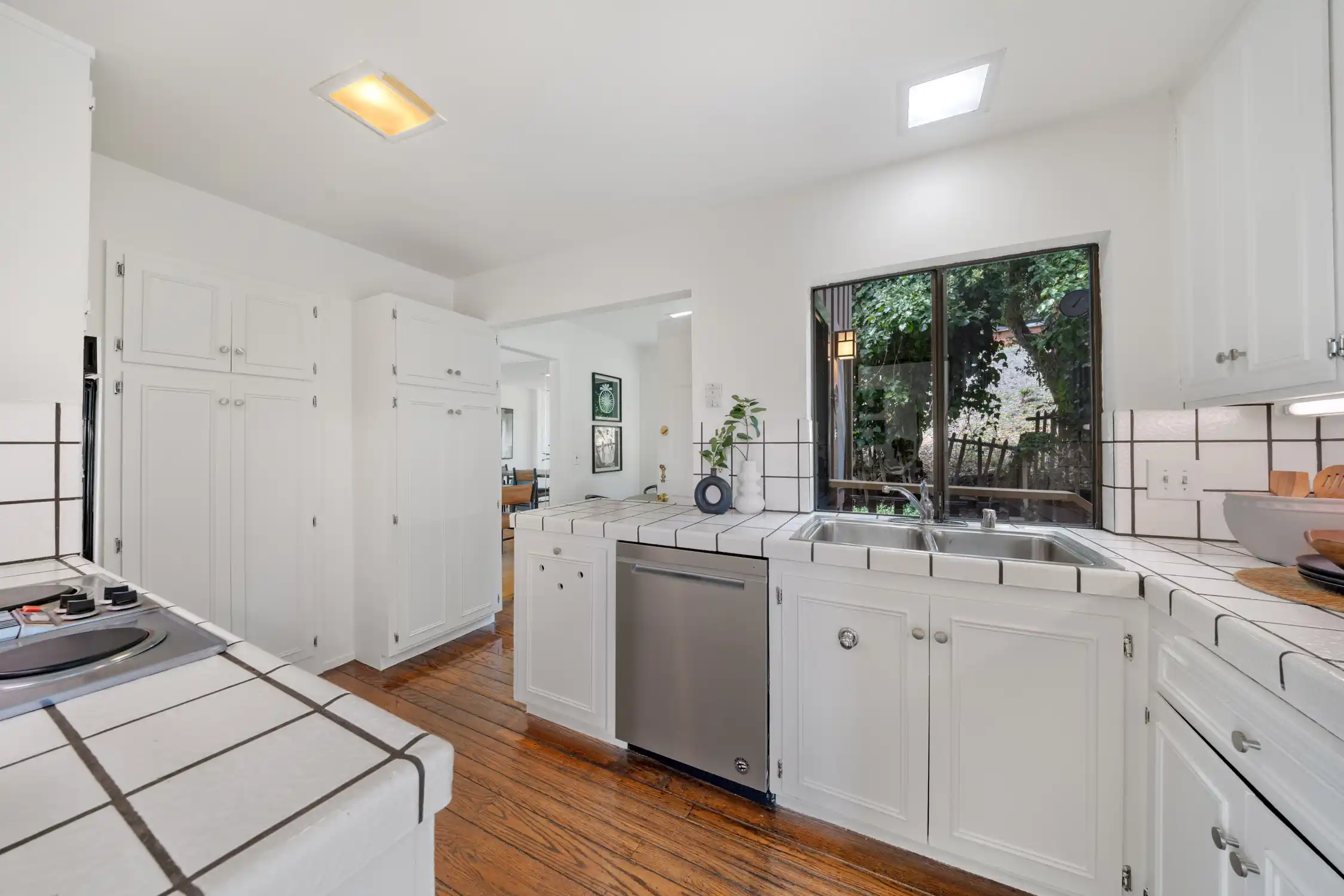 Situated in the heart of Old Town Tiburon – image 9