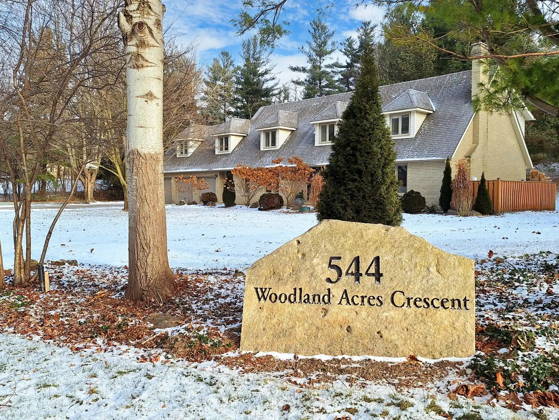 544 Woodland Acres Cres – image 1