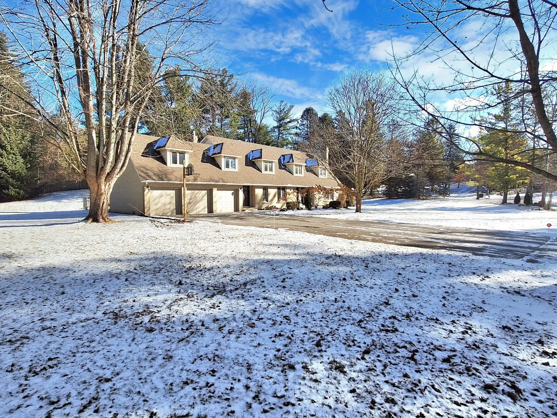 544 Woodland Acres Cres – image 2