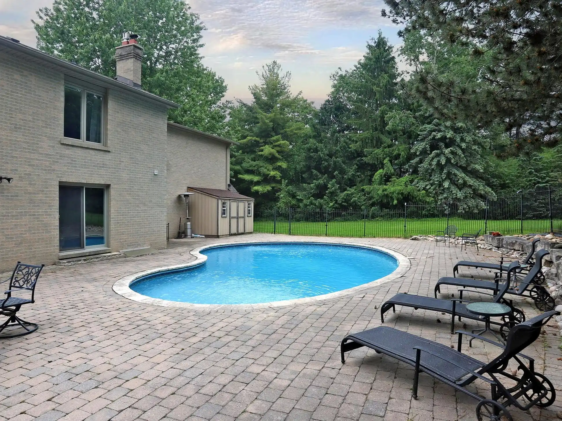 544 Woodland Acres Cres – image 40