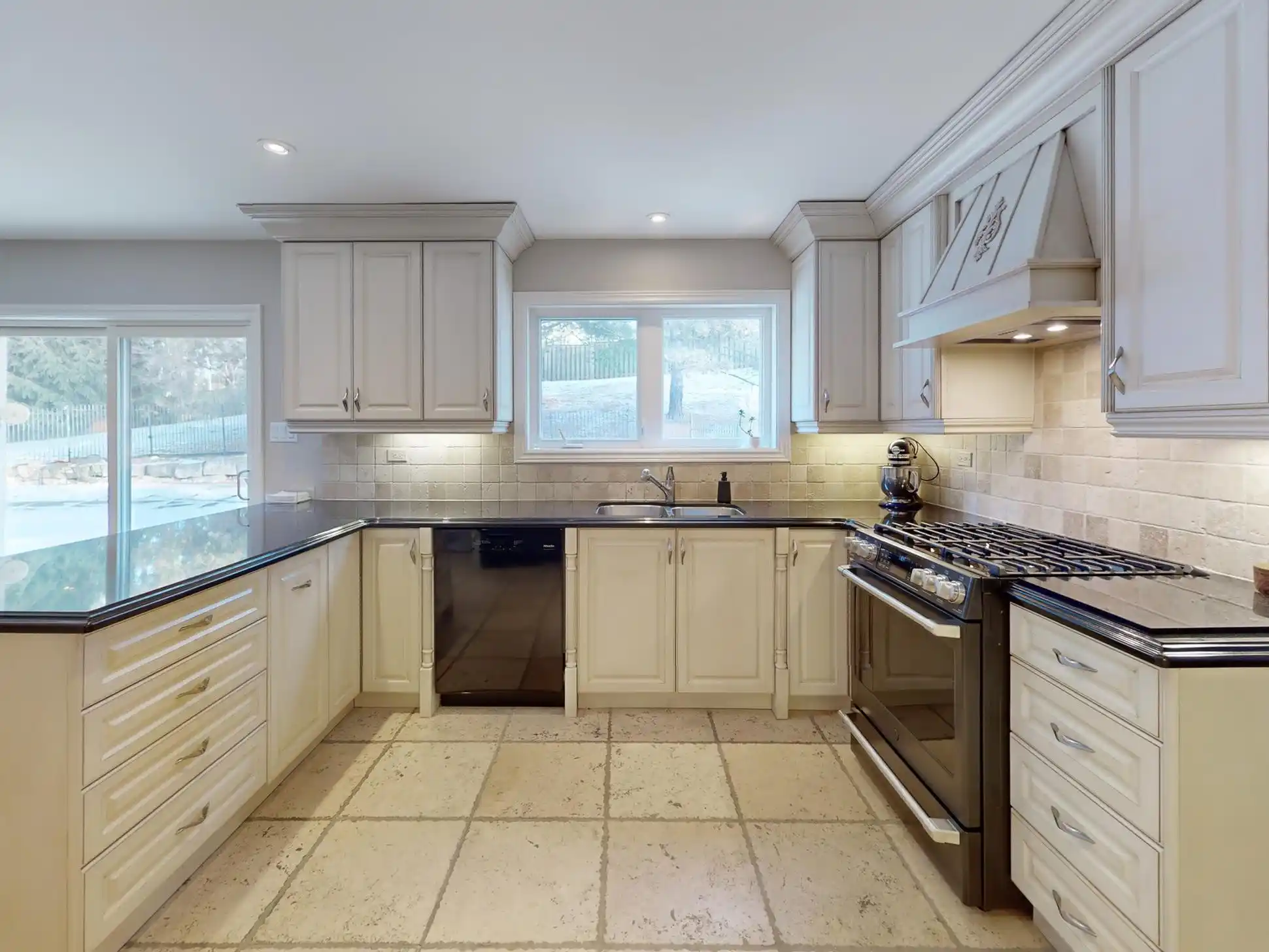 544 Woodland Acres Cres – image 12