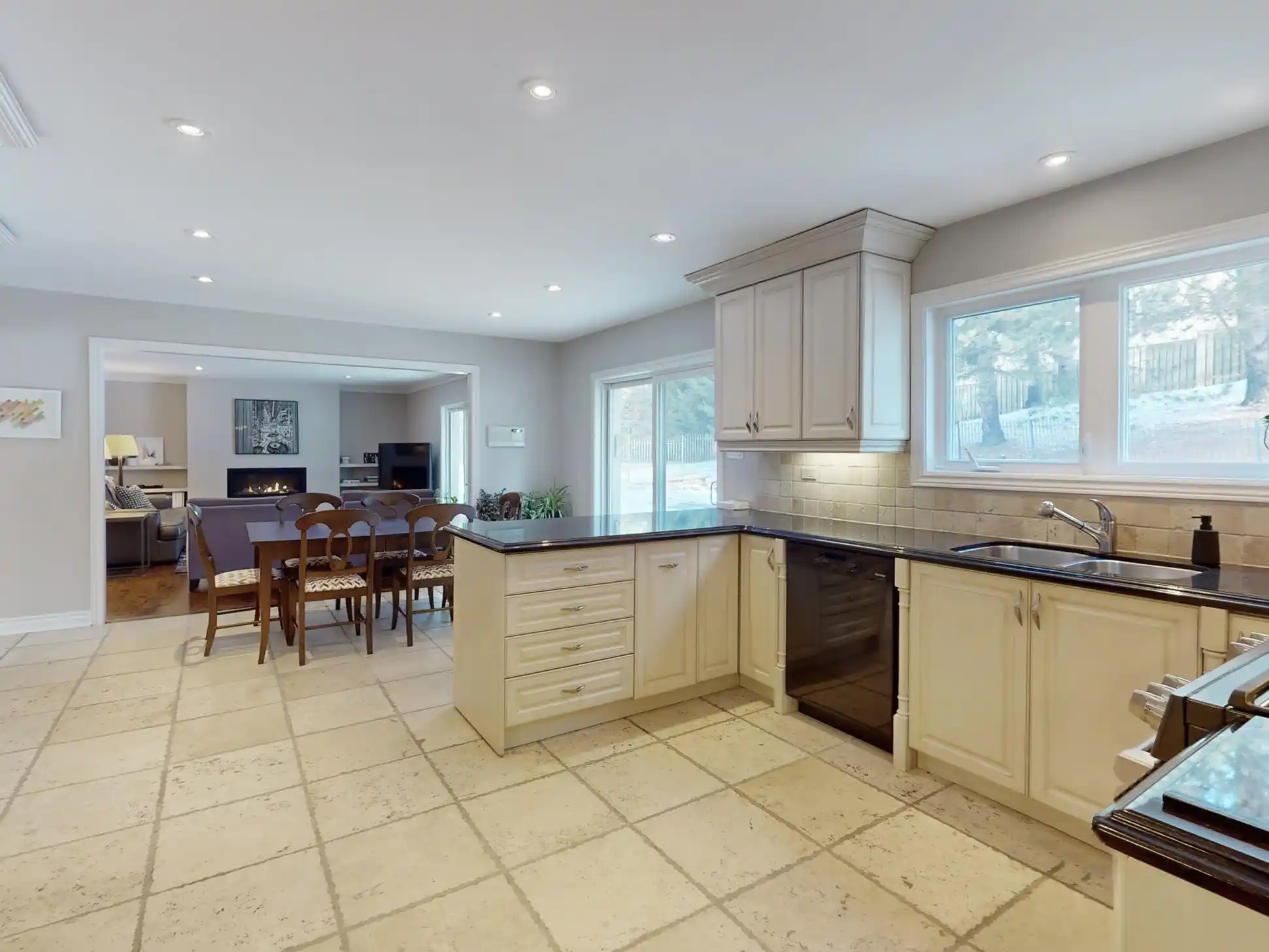 544 Woodland Acres Cres – image 13