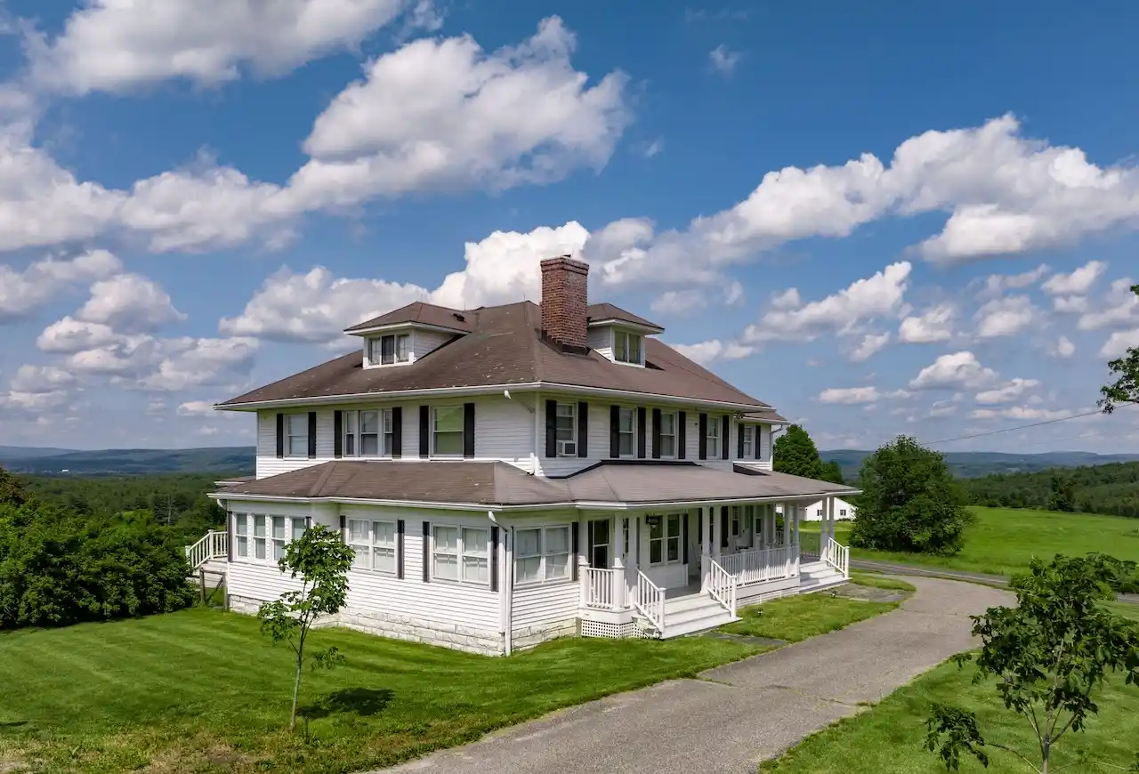 Classic American Farmhouse With Epic Views – image 1
