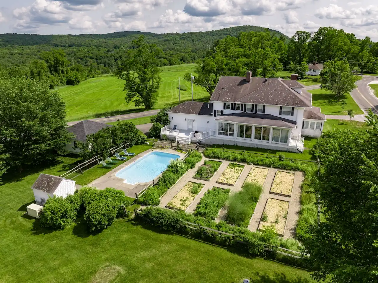 Classic American Farmhouse With Epic Views – image 15