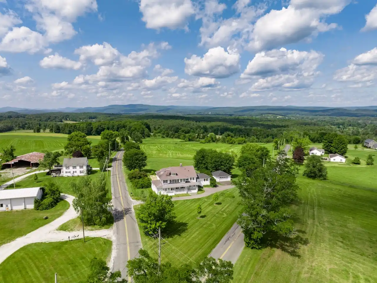 Classic American Farmhouse With Epic Views – image 2