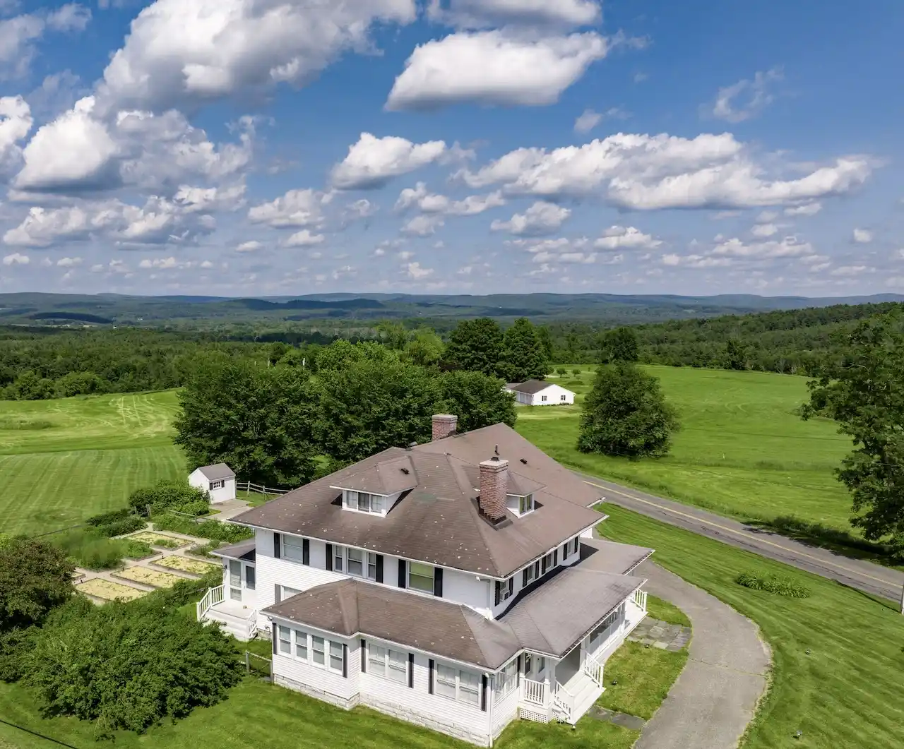 Classic American Farmhouse With Epic Views – image 39