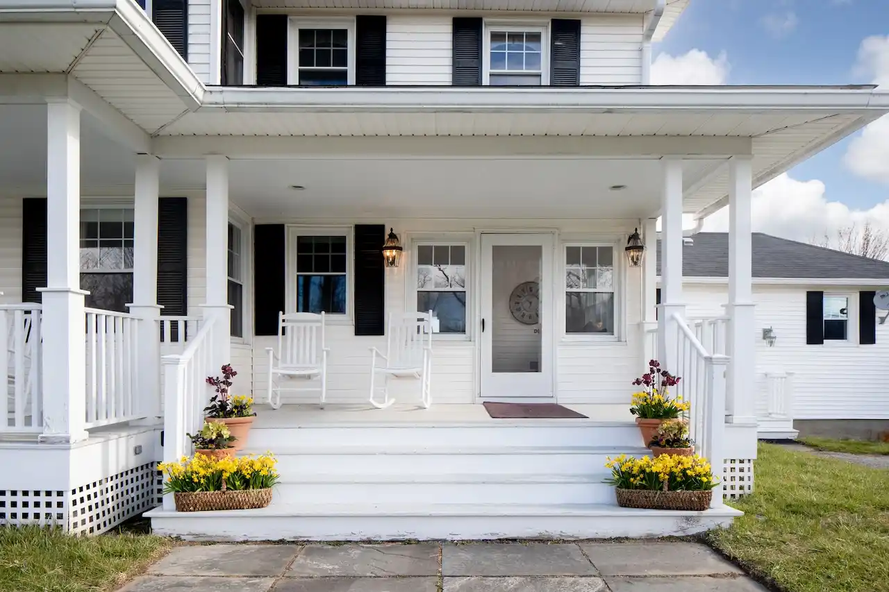Classic American Farmhouse With Epic Views – image 3