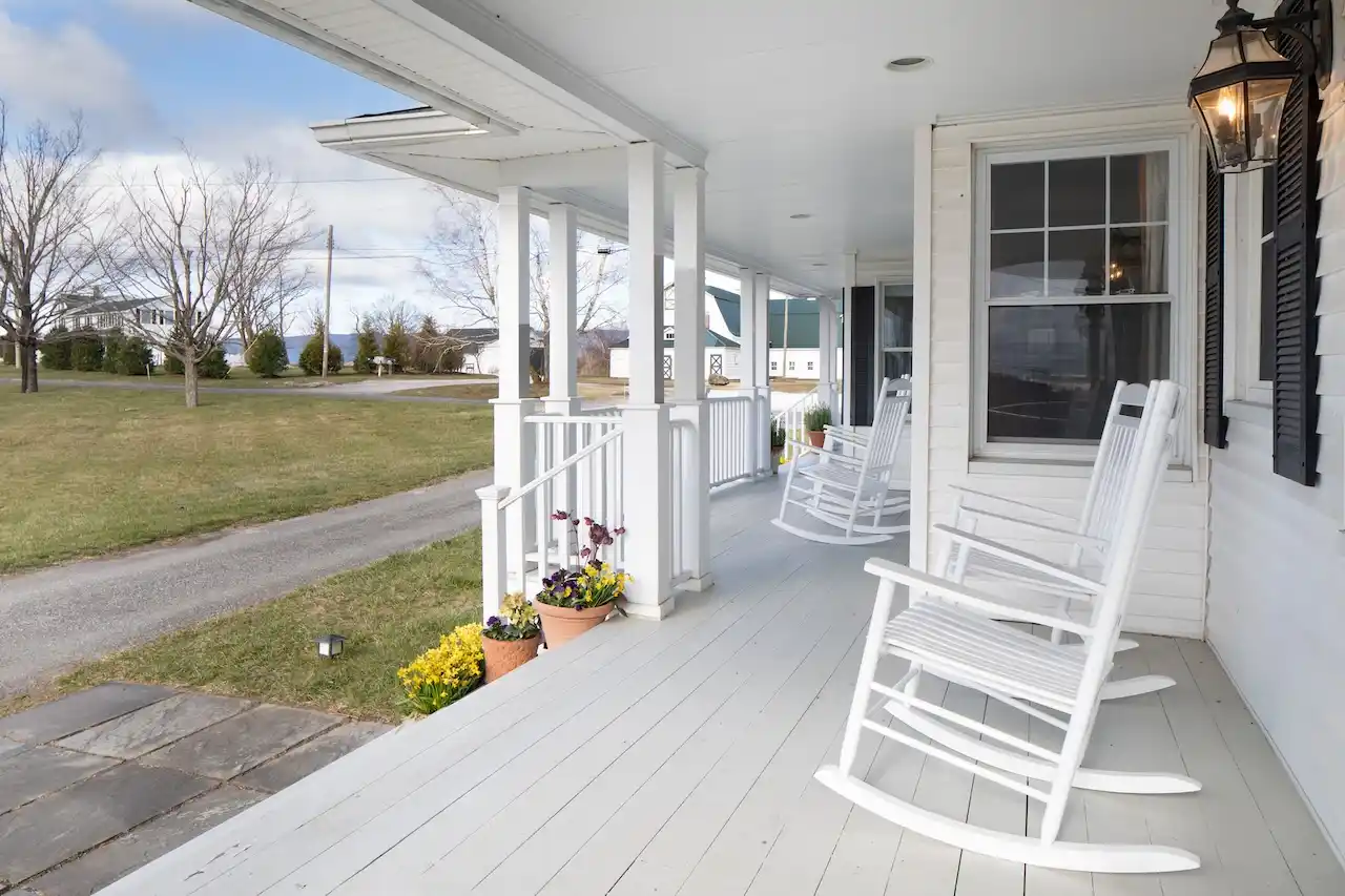 Classic American Farmhouse With Epic Views – image 4