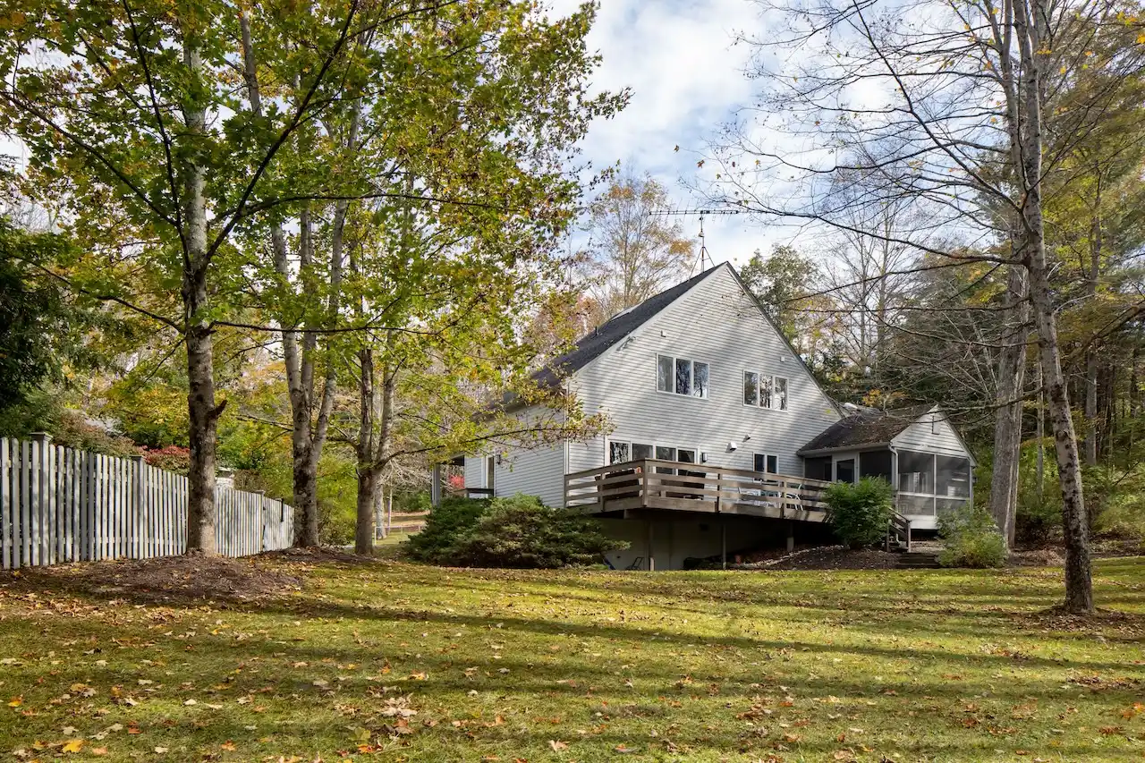 Lakeville Country Home With Pool In Private Location – image 1