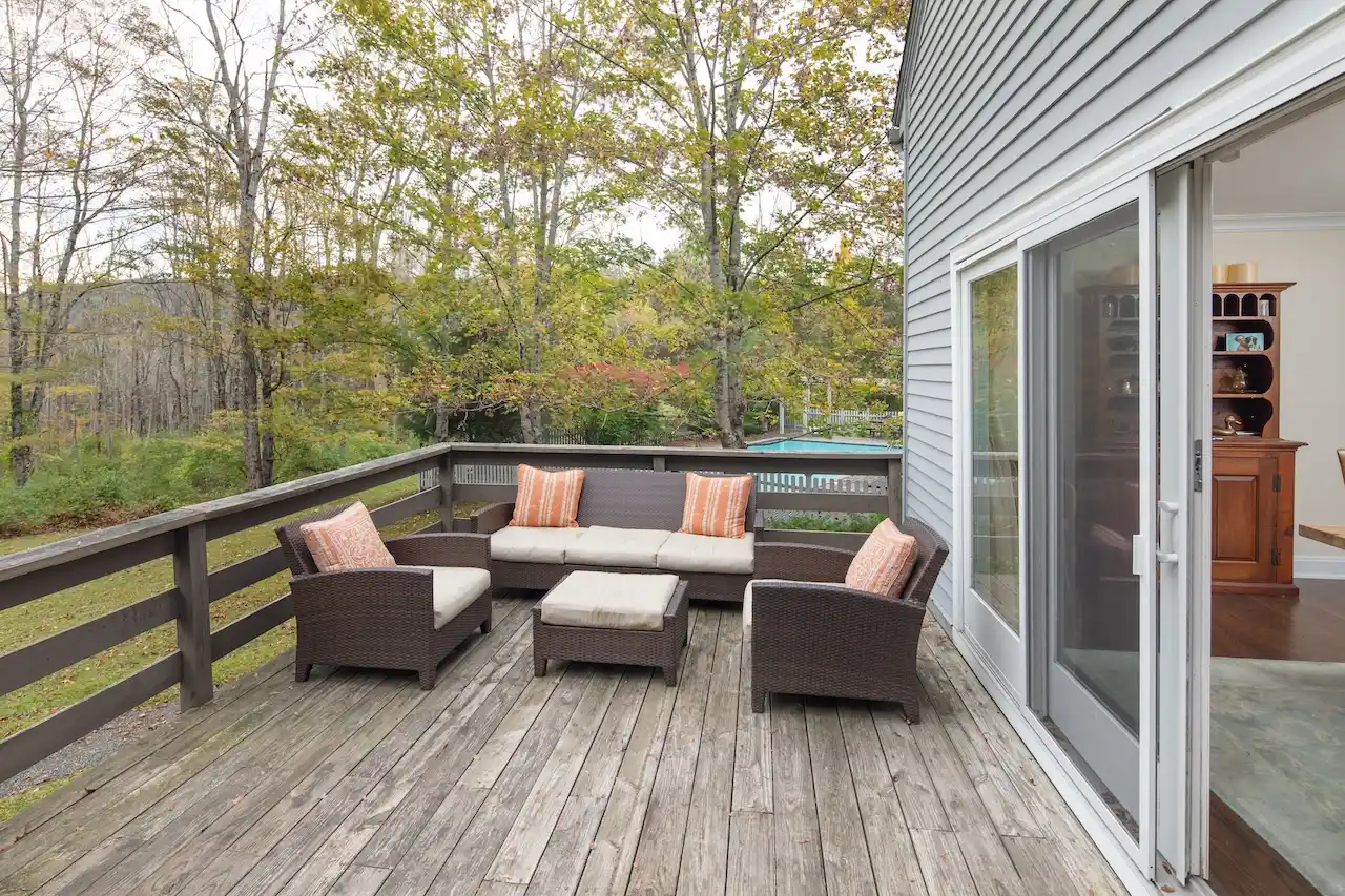Lakeville Country Home With Pool In Private Location – image 16