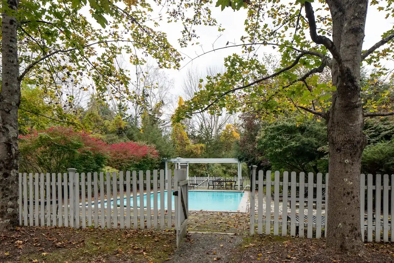 Lakeville Country Home With Pool In Private Location – image 17