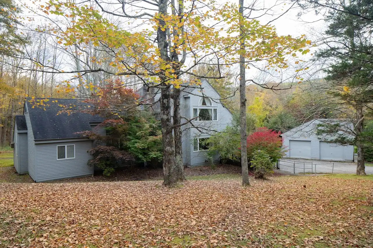 Lakeville Country Home With Pool In Private Location – image 19