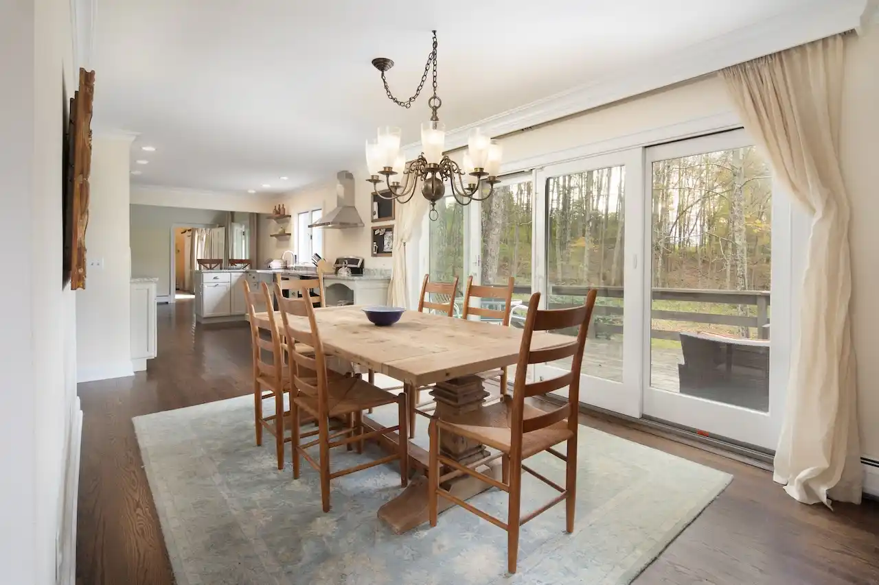 Lakeville Country Home With Pool In Private Location – image 4