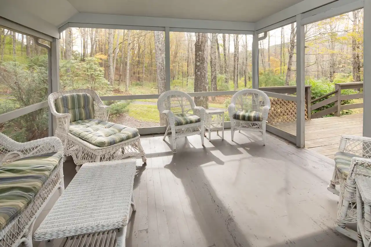 Lakeville Country Home With Pool In Private Location – image 7