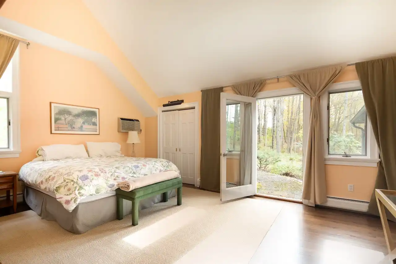 Lakeville Country Home With Pool In Private Location – image 8