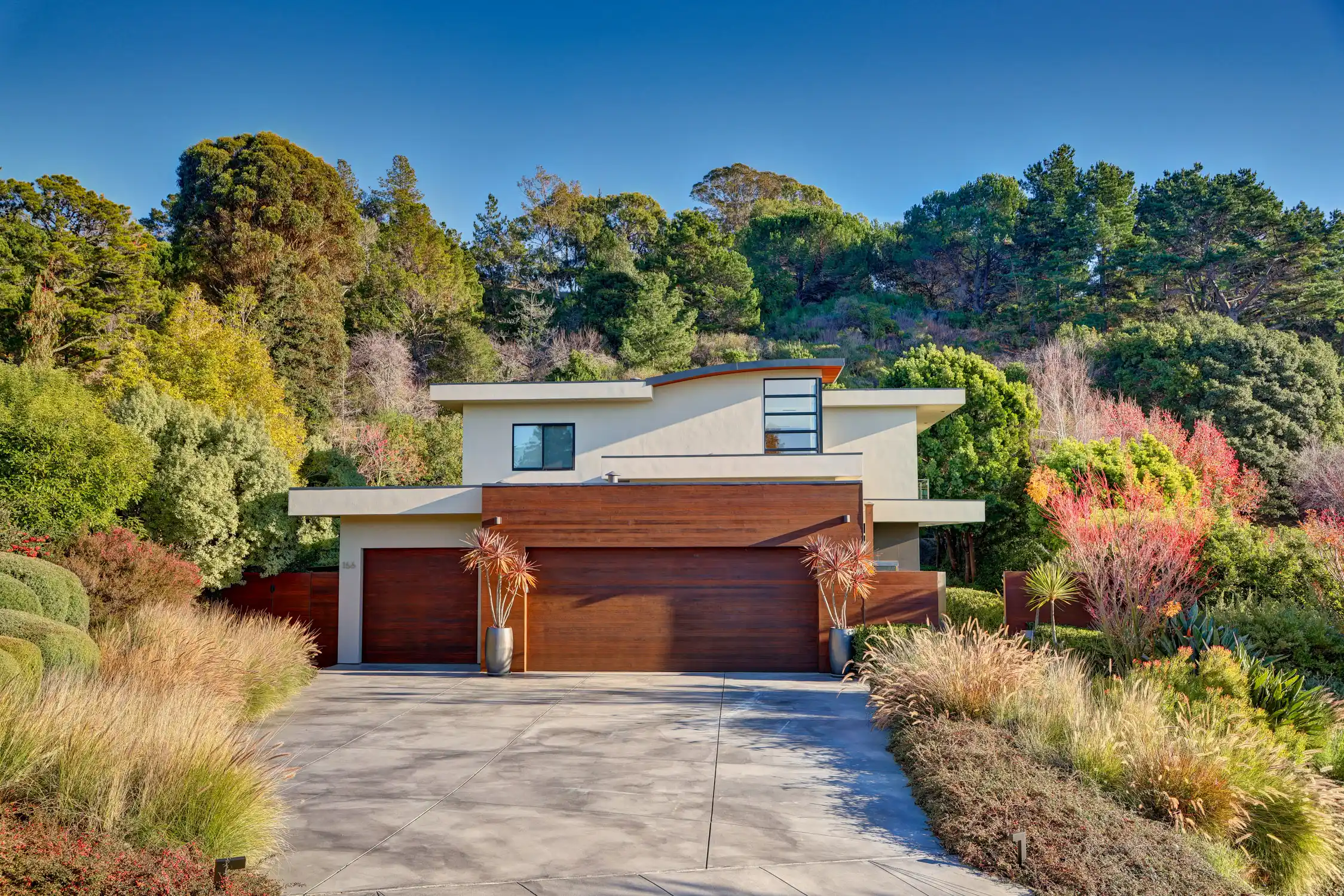 Stylish and Contemporary Custom Residence – image 1