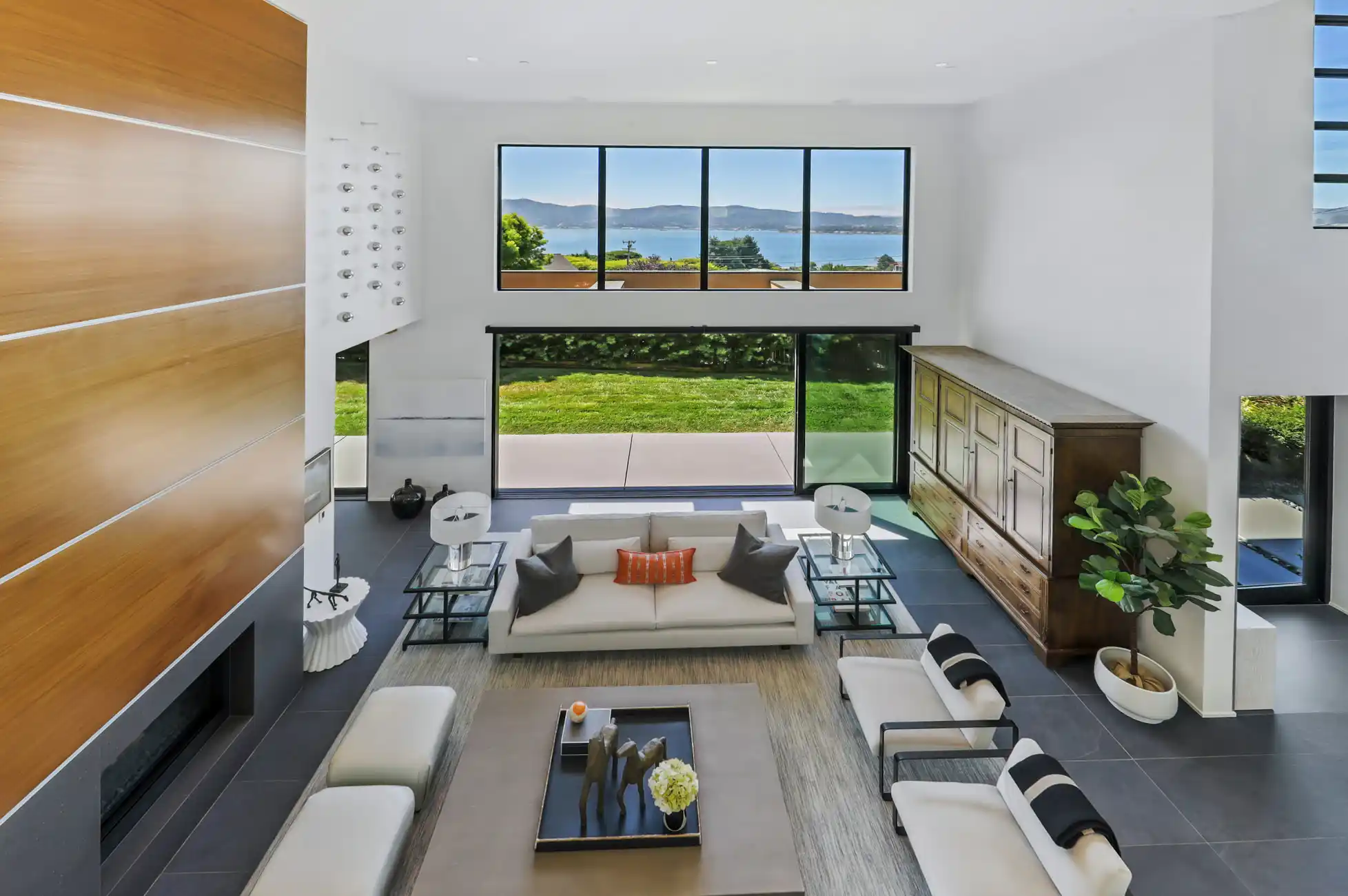 Stylish and Contemporary Custom Residence – image 11
