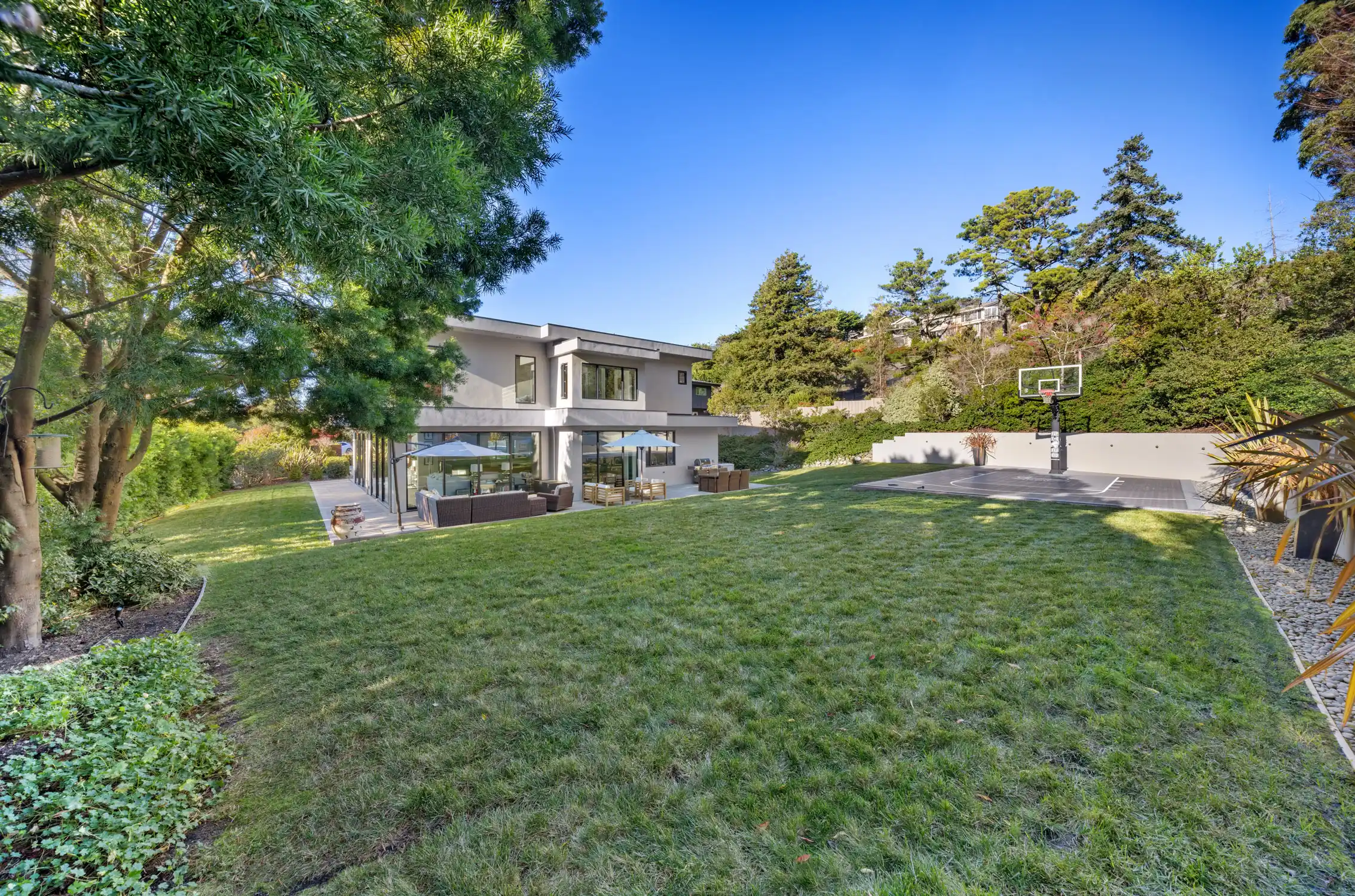 Stylish and Contemporary Custom Residence – image 2