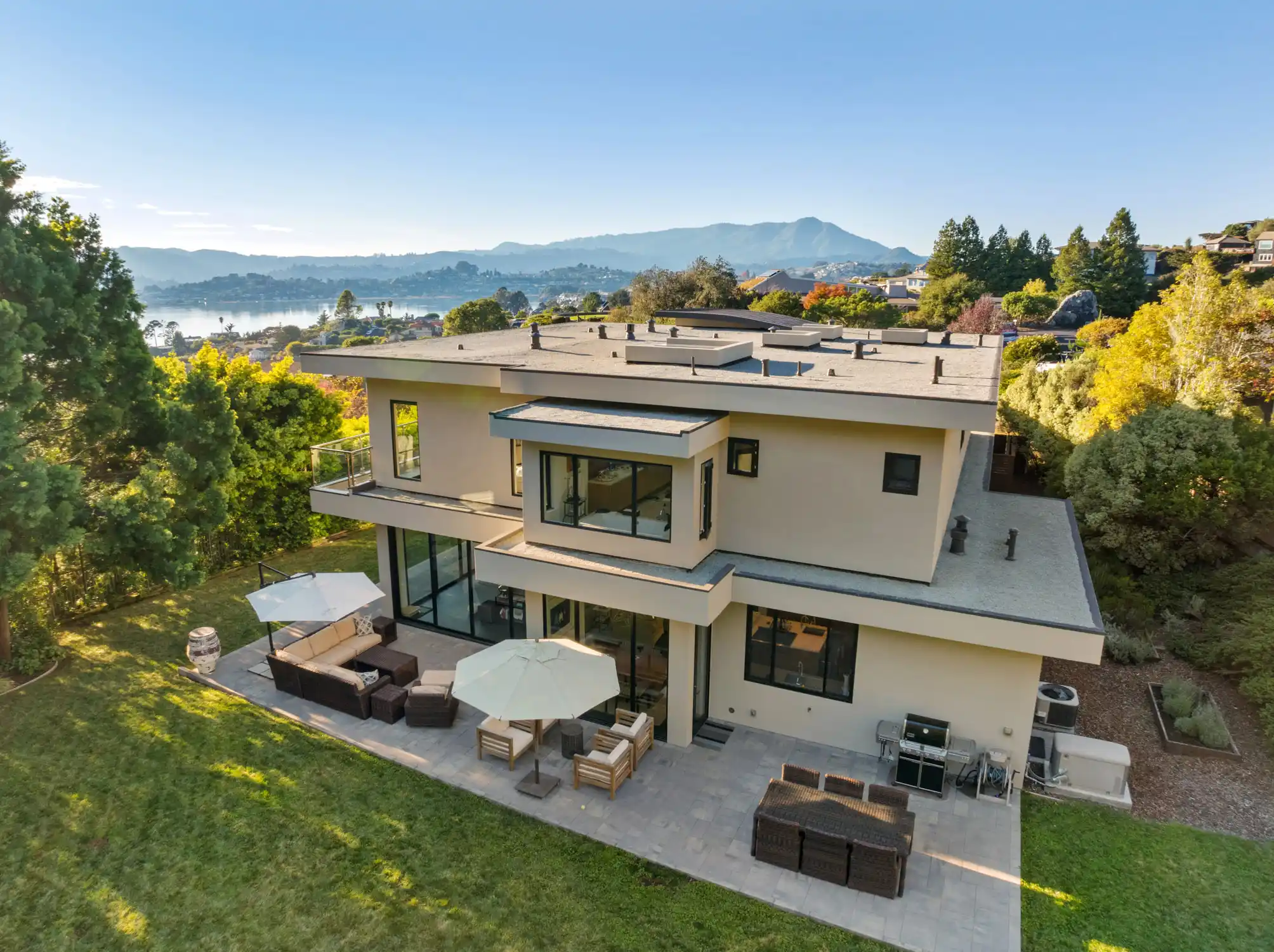 Stylish and Contemporary Custom Residence – image 27