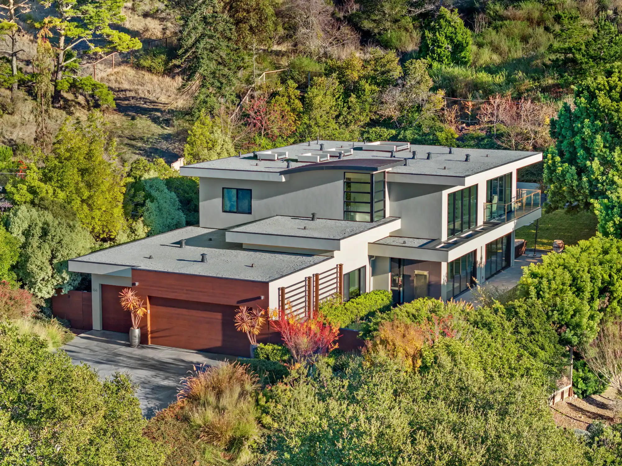 Stylish and Contemporary Custom Residence – image 28