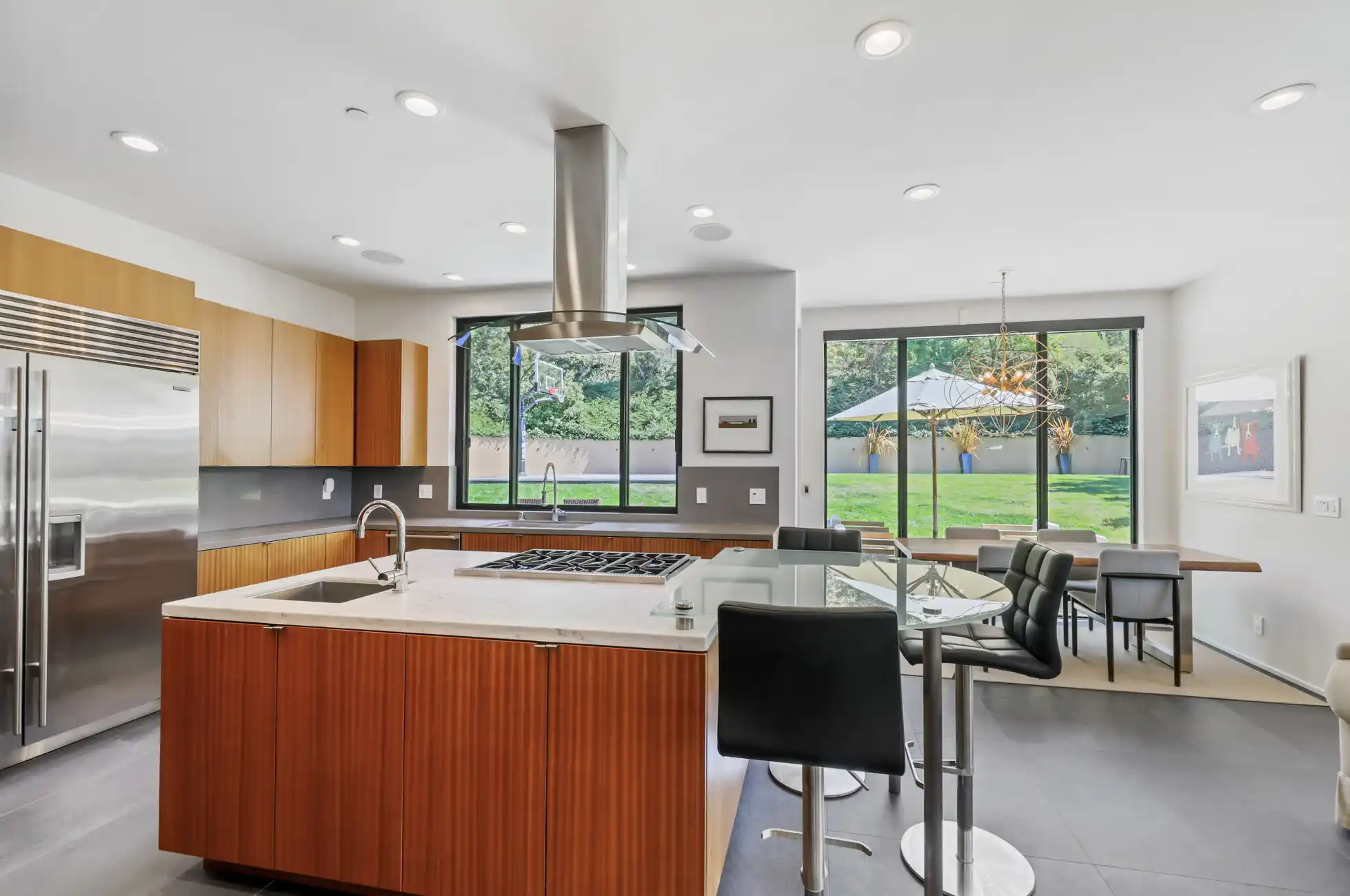 Stylish and Contemporary Custom Residence – image 7