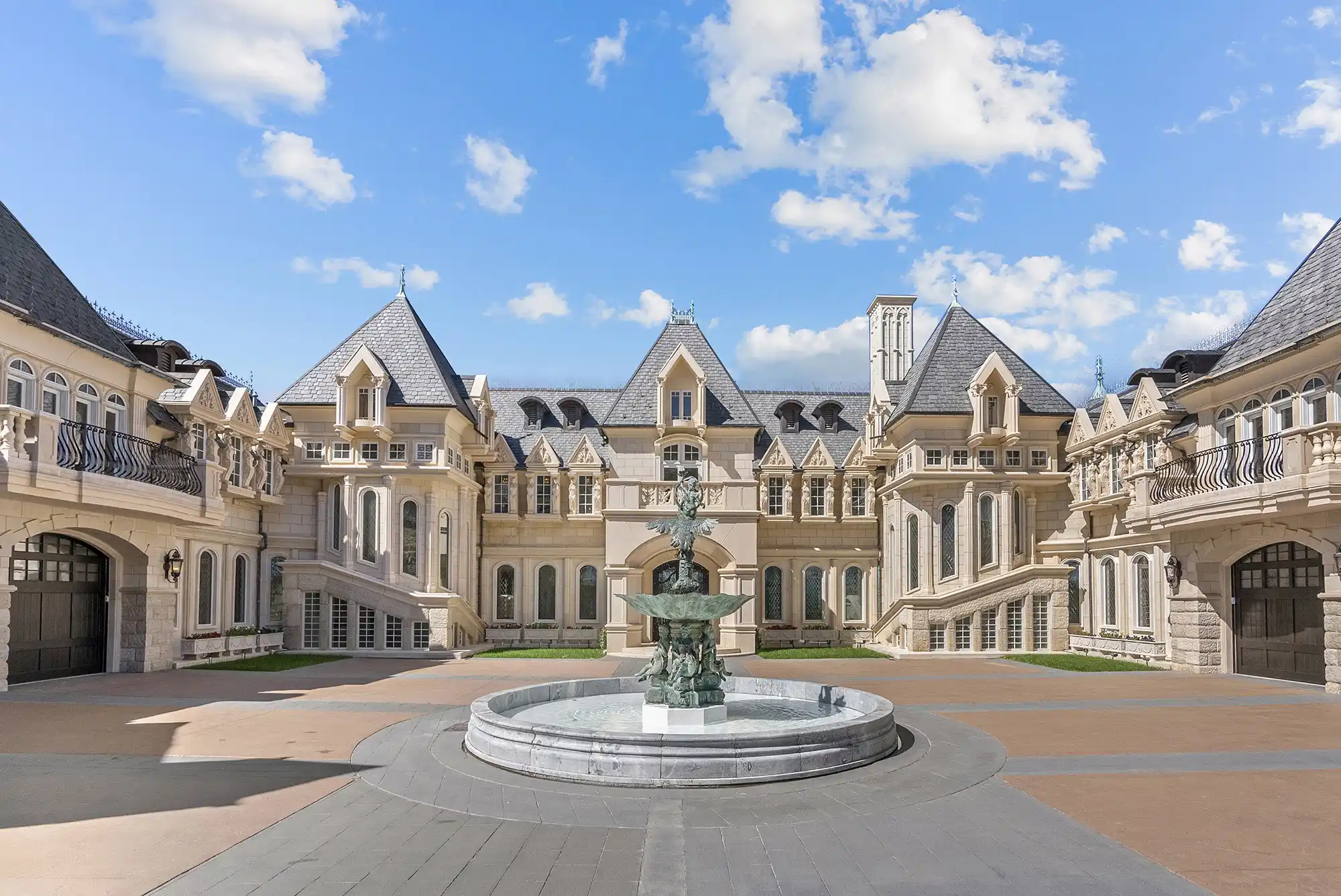 Versailles-Inspired Château with Stunning Mountain Views – image 1
