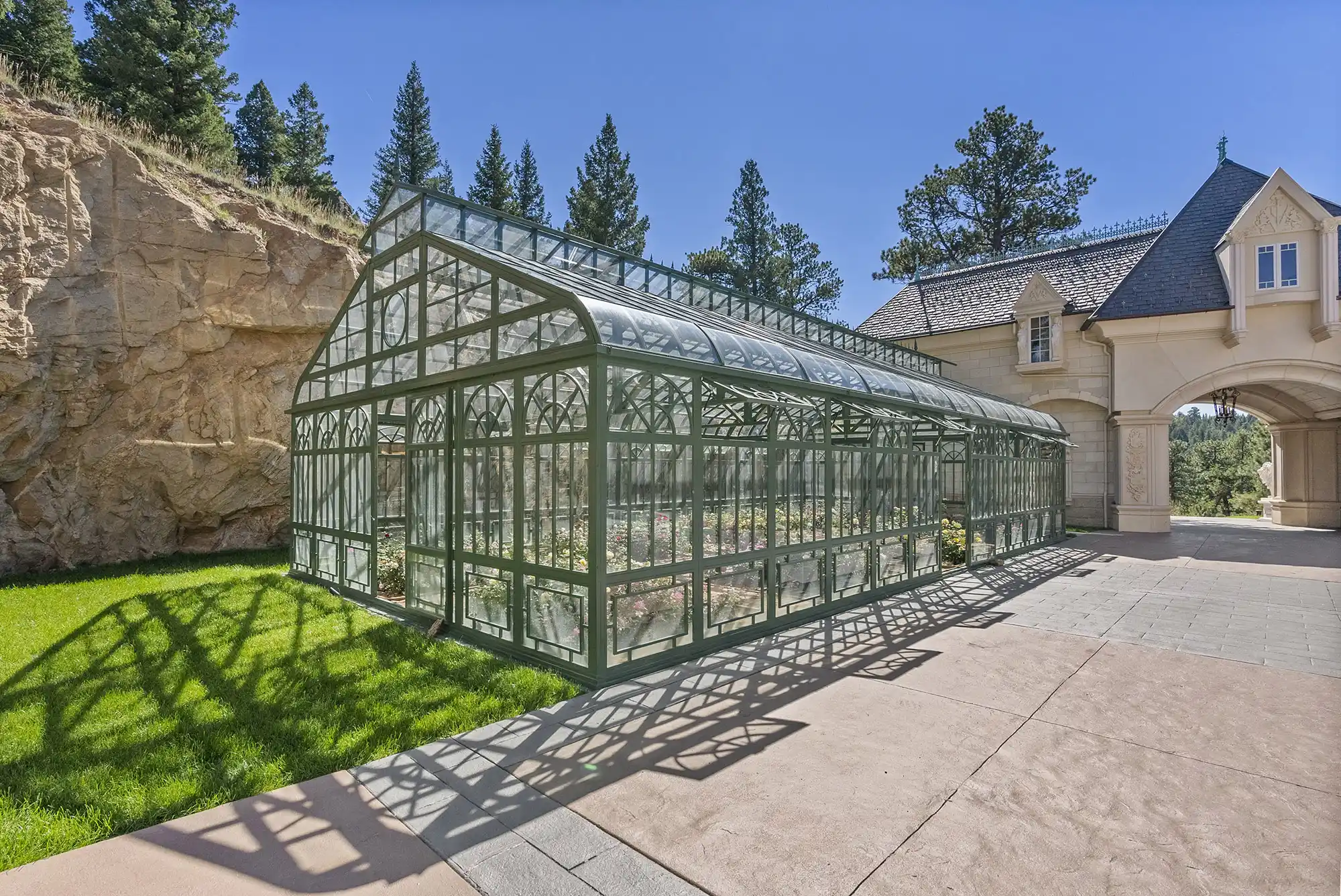 Versailles-Inspired Château with Stunning Mountain Views – image 2