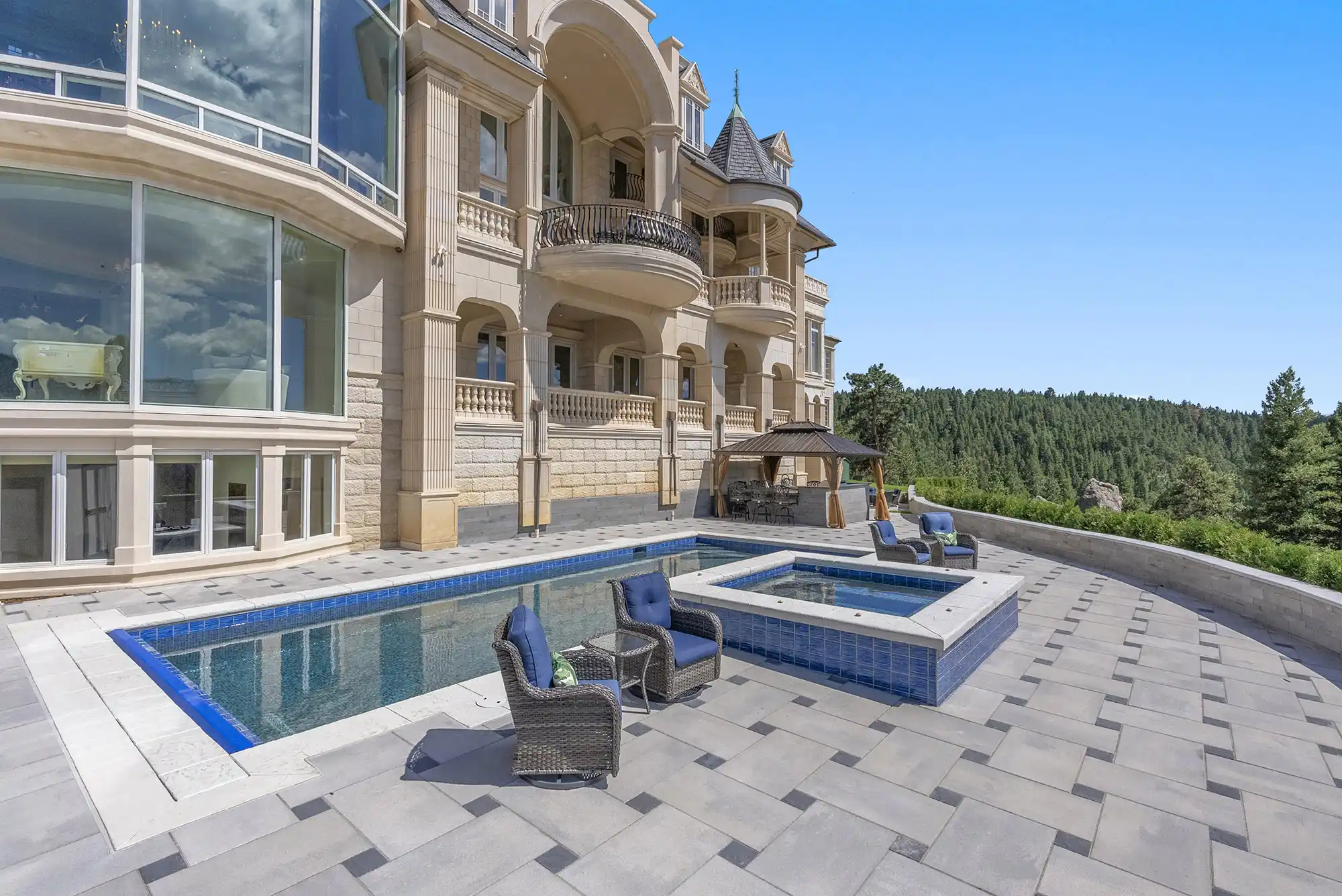 Versailles-Inspired Château with Stunning Mountain Views – image 4