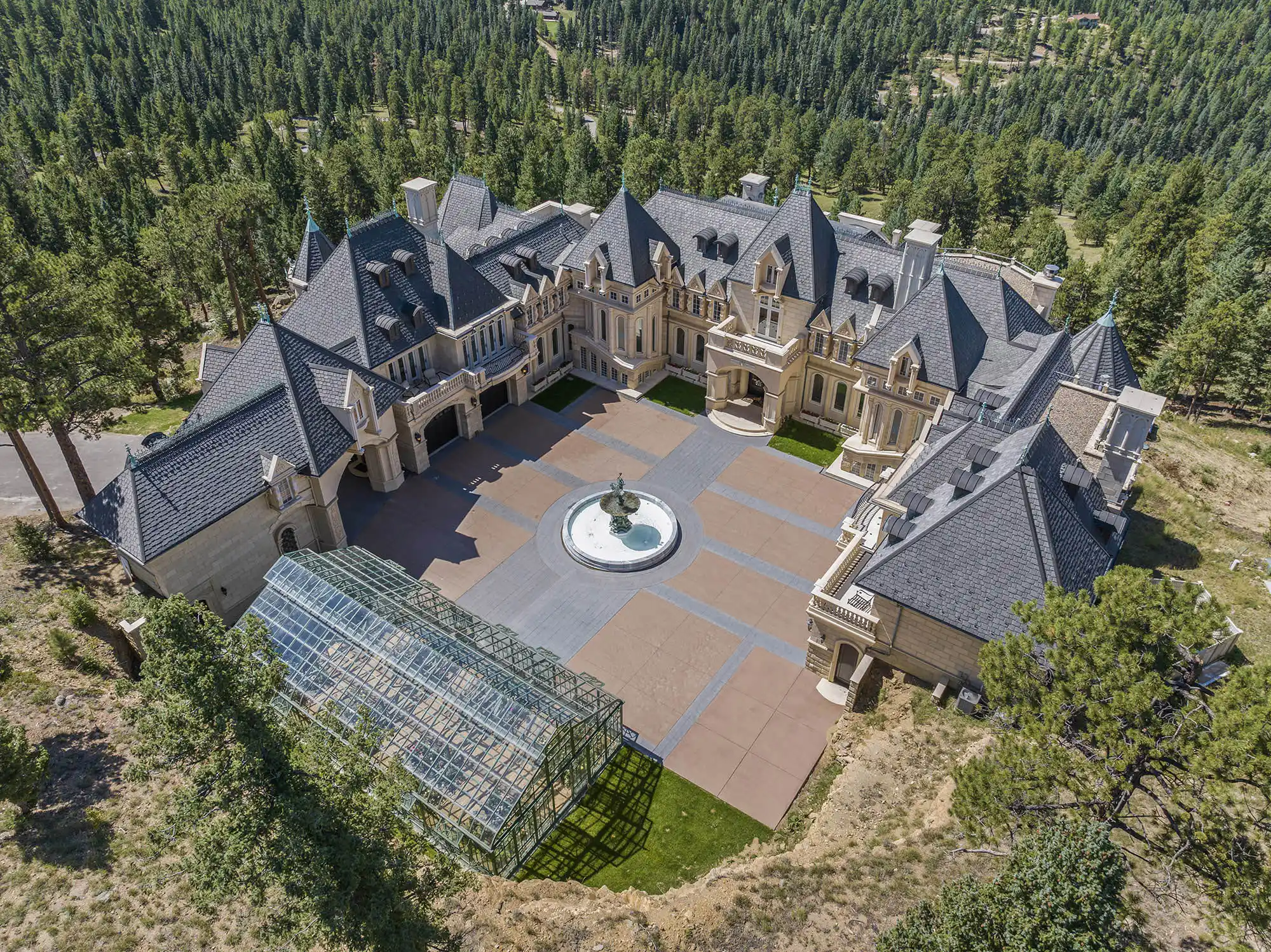 Versailles-Inspired Château with Stunning Mountain Views – image 5