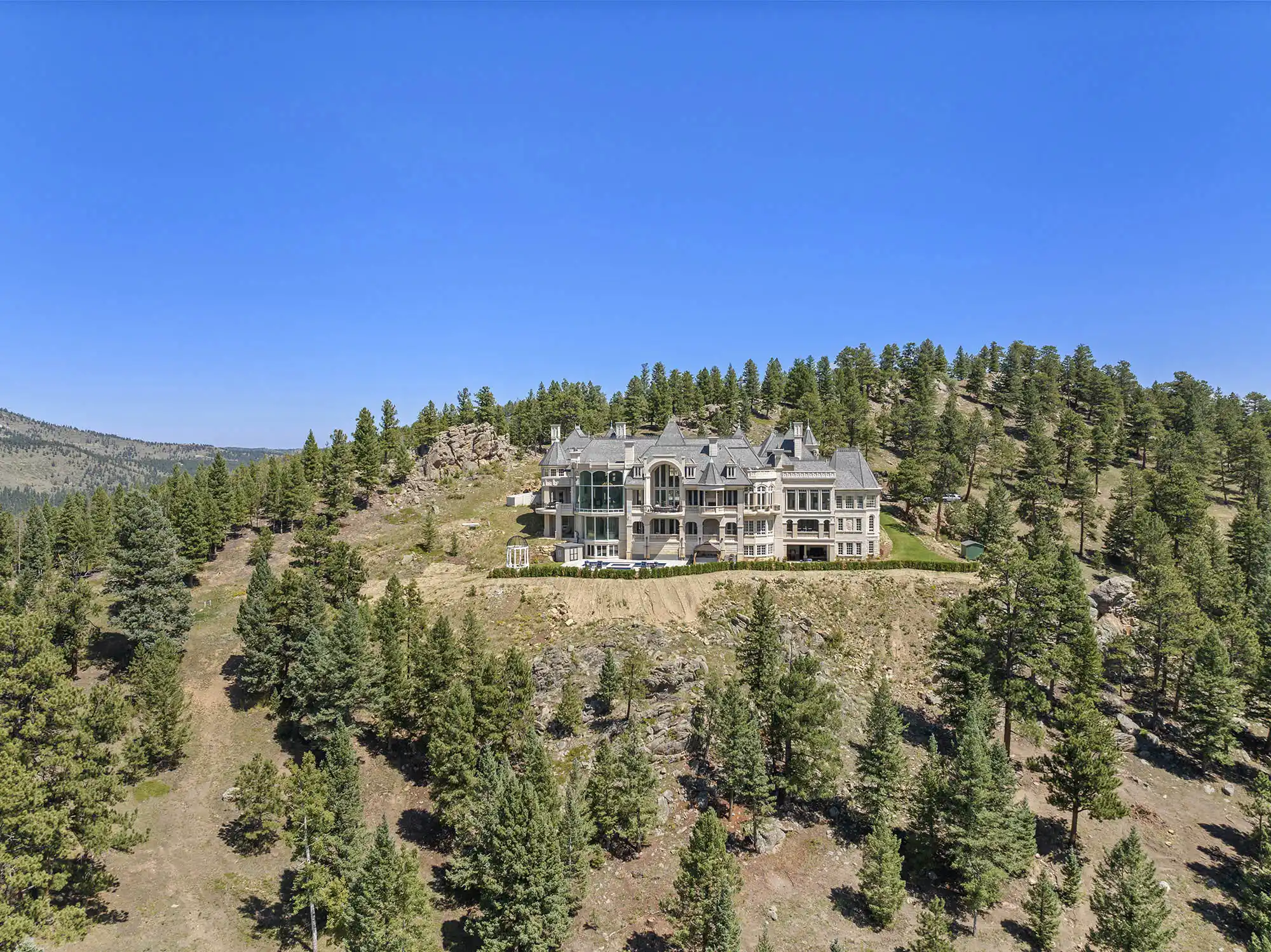 Versailles-Inspired Château with Stunning Mountain Views – image 6