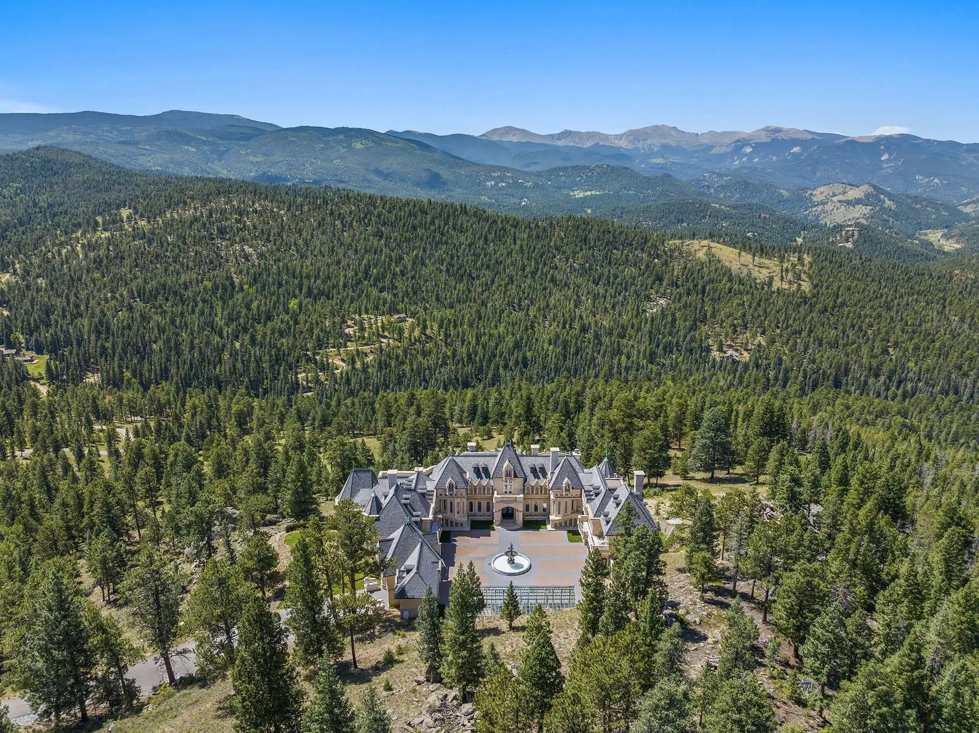 Versailles-Inspired Château with Stunning Mountain Views – image 7
