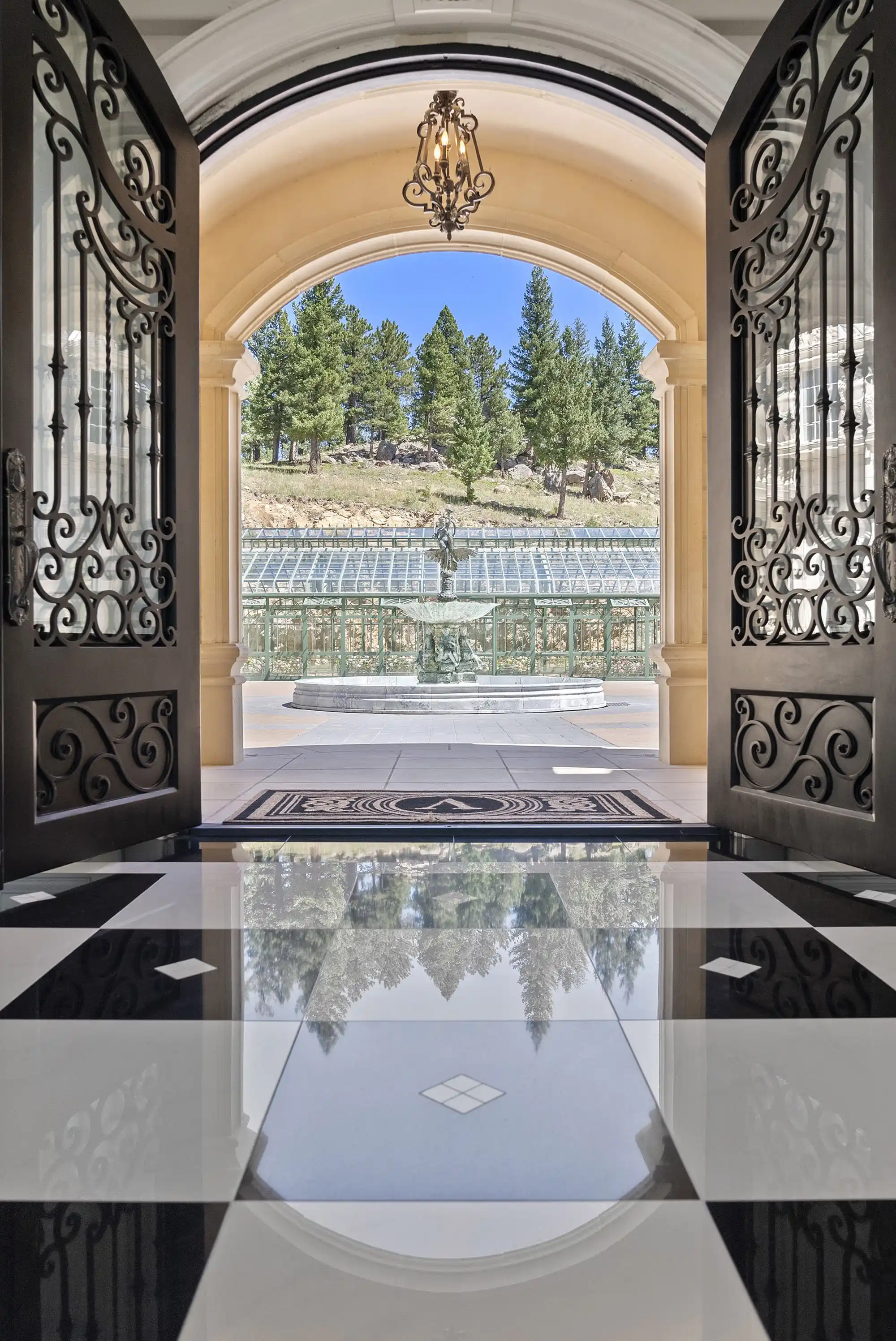 Versailles-Inspired Château with Stunning Mountain Views – image 8