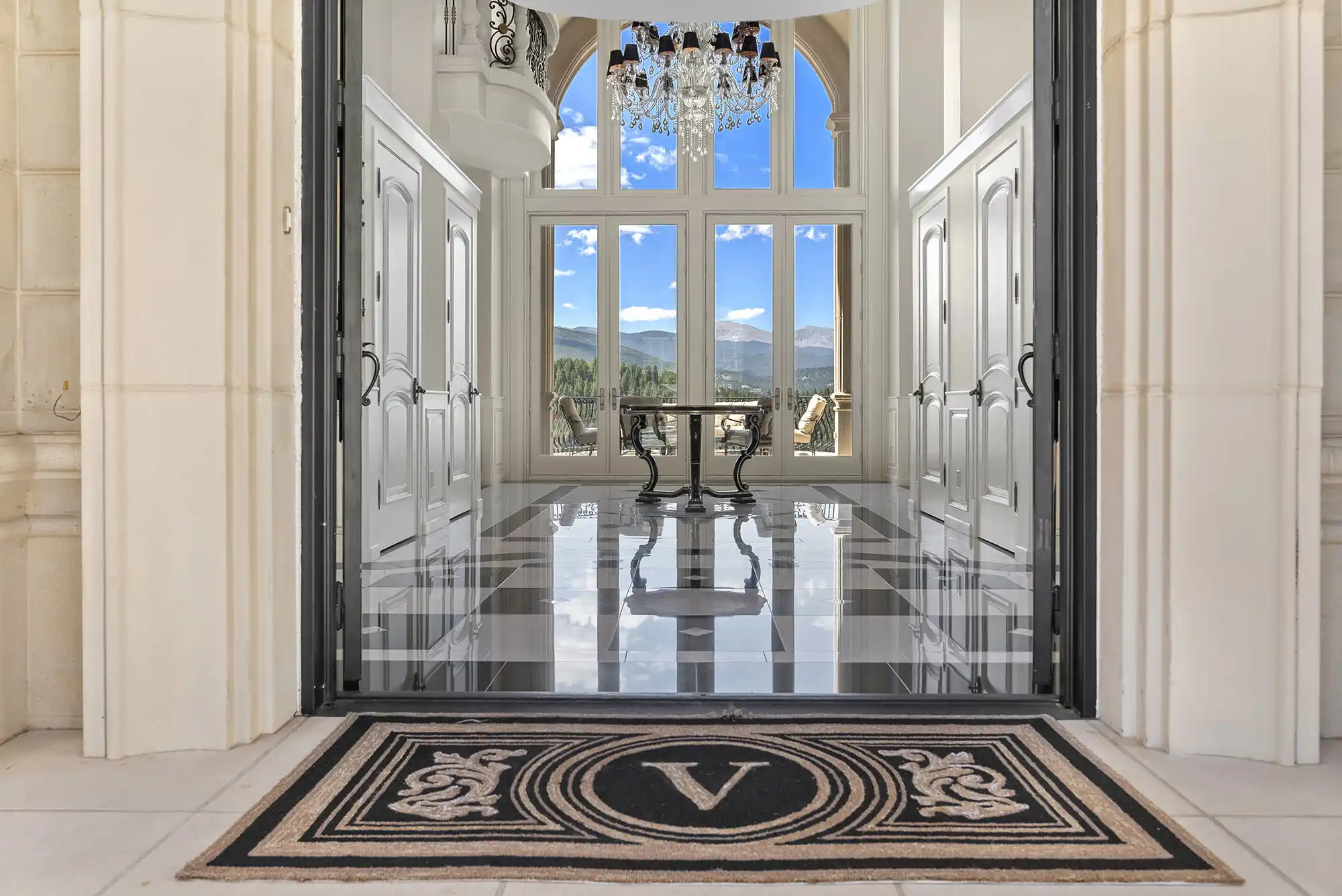 Versailles-Inspired Château with Stunning Mountain Views – image 9