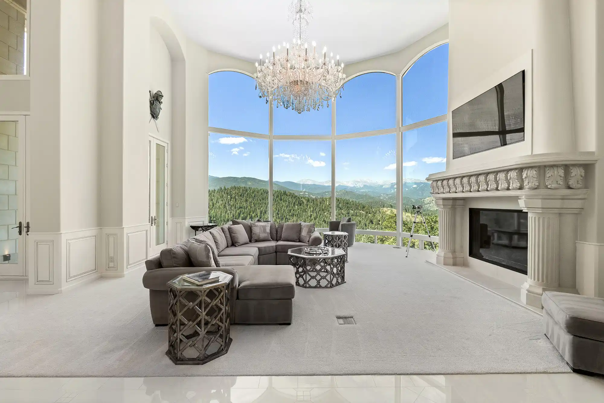 Versailles-Inspired Château with Stunning Mountain Views – image 10