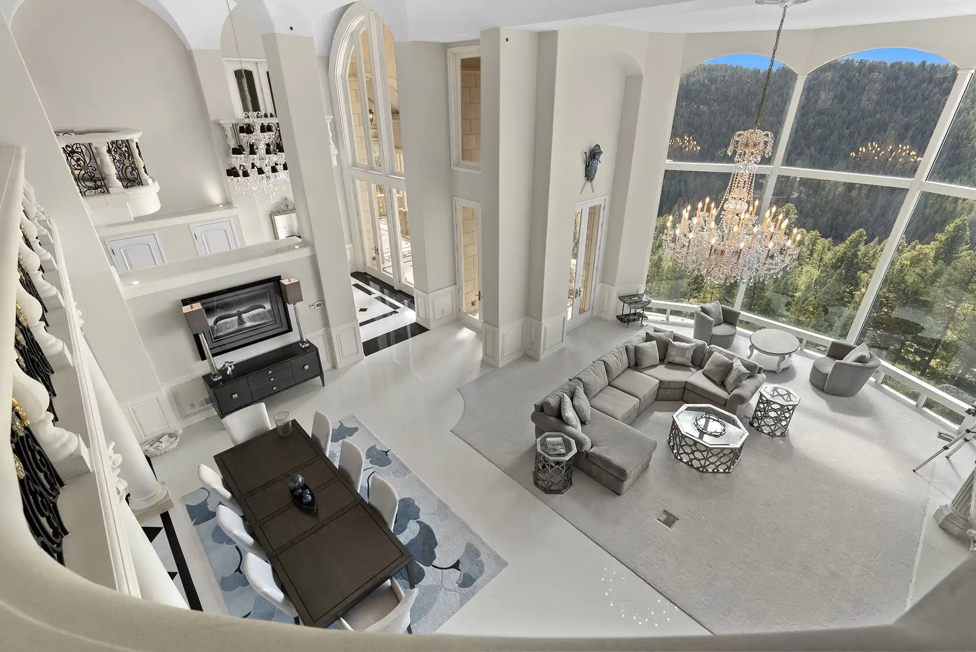 Versailles-Inspired Château with Stunning Mountain Views – image 12