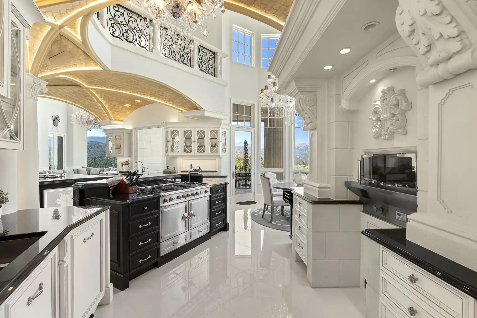 Versailles-Inspired Château with Stunning Mountain Views – image 15