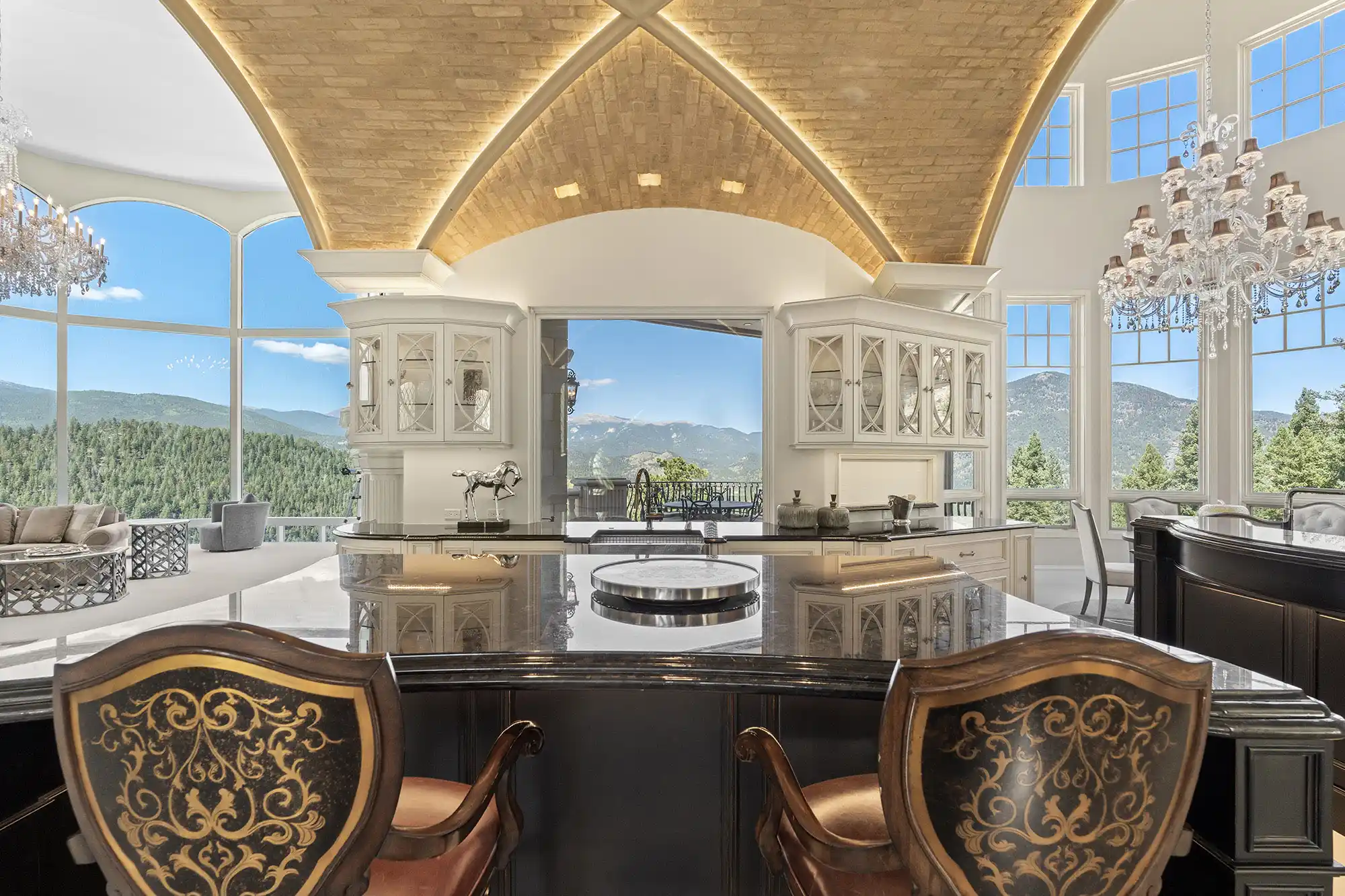Versailles-Inspired Château with Stunning Mountain Views – image 17