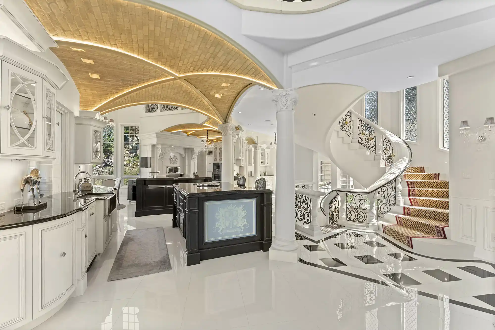 Versailles-Inspired Château with Stunning Mountain Views – image 18