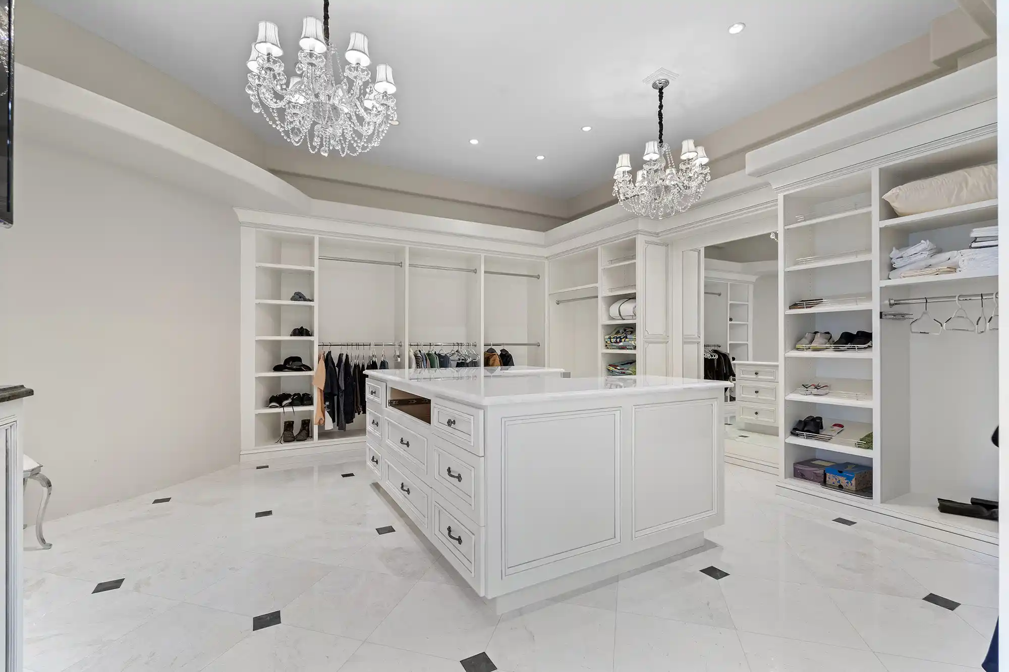 Versailles-Inspired Château with Stunning Mountain Views – image 27