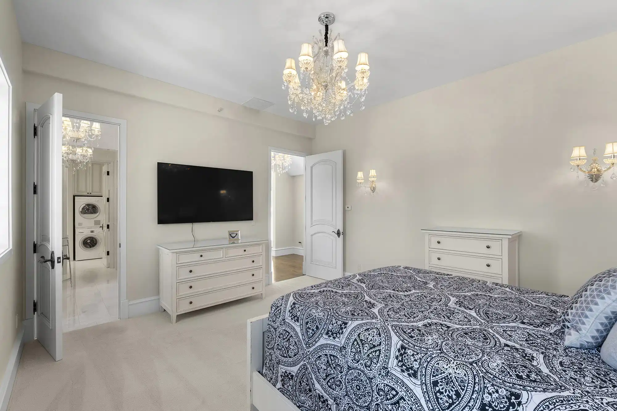Versailles-Inspired Château with Stunning Mountain Views – image 29