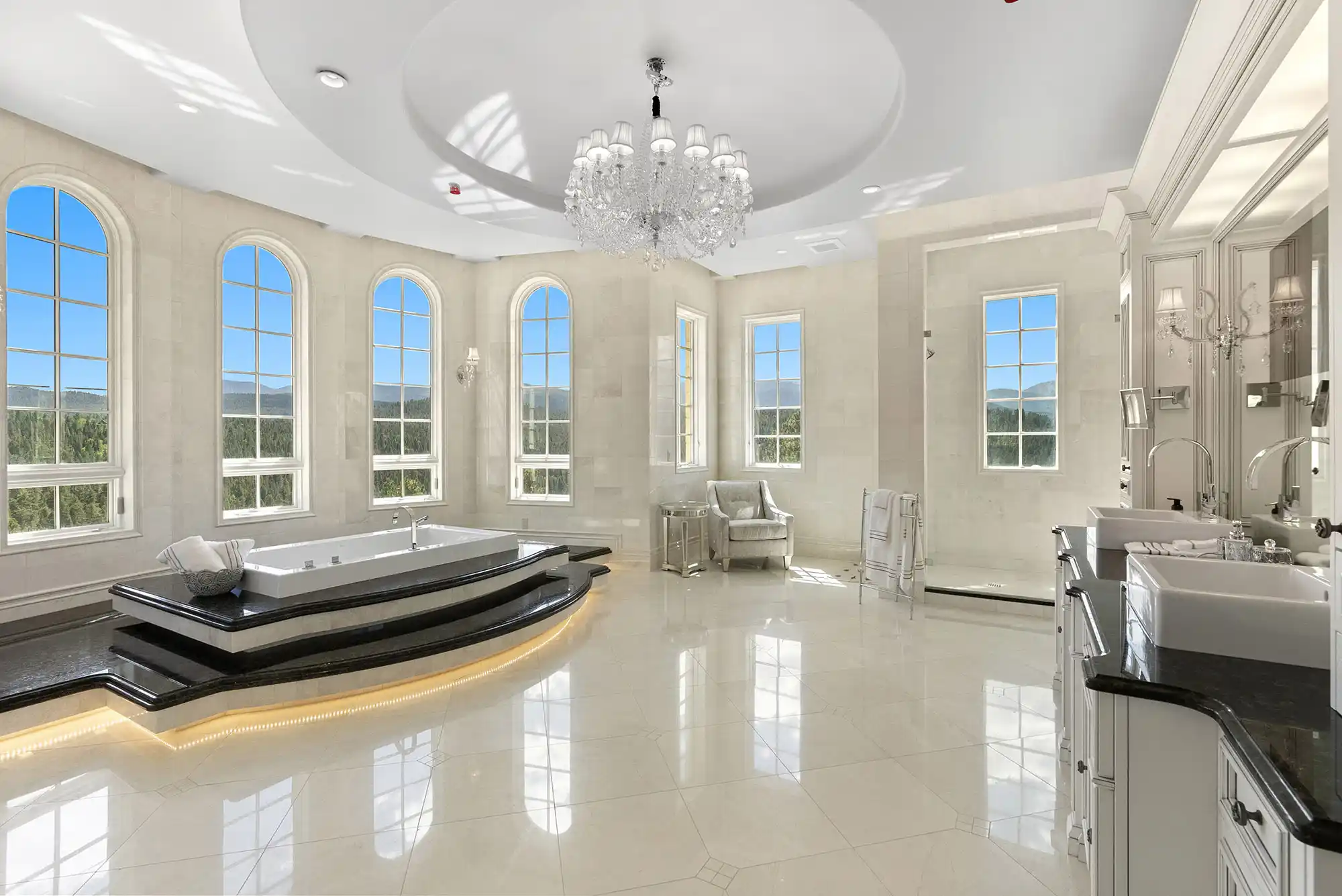 Versailles-Inspired Château with Stunning Mountain Views – image 32