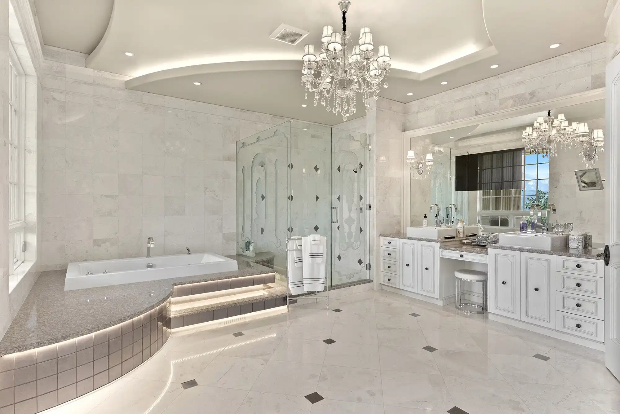 Versailles-Inspired Château with Stunning Mountain Views – image 35