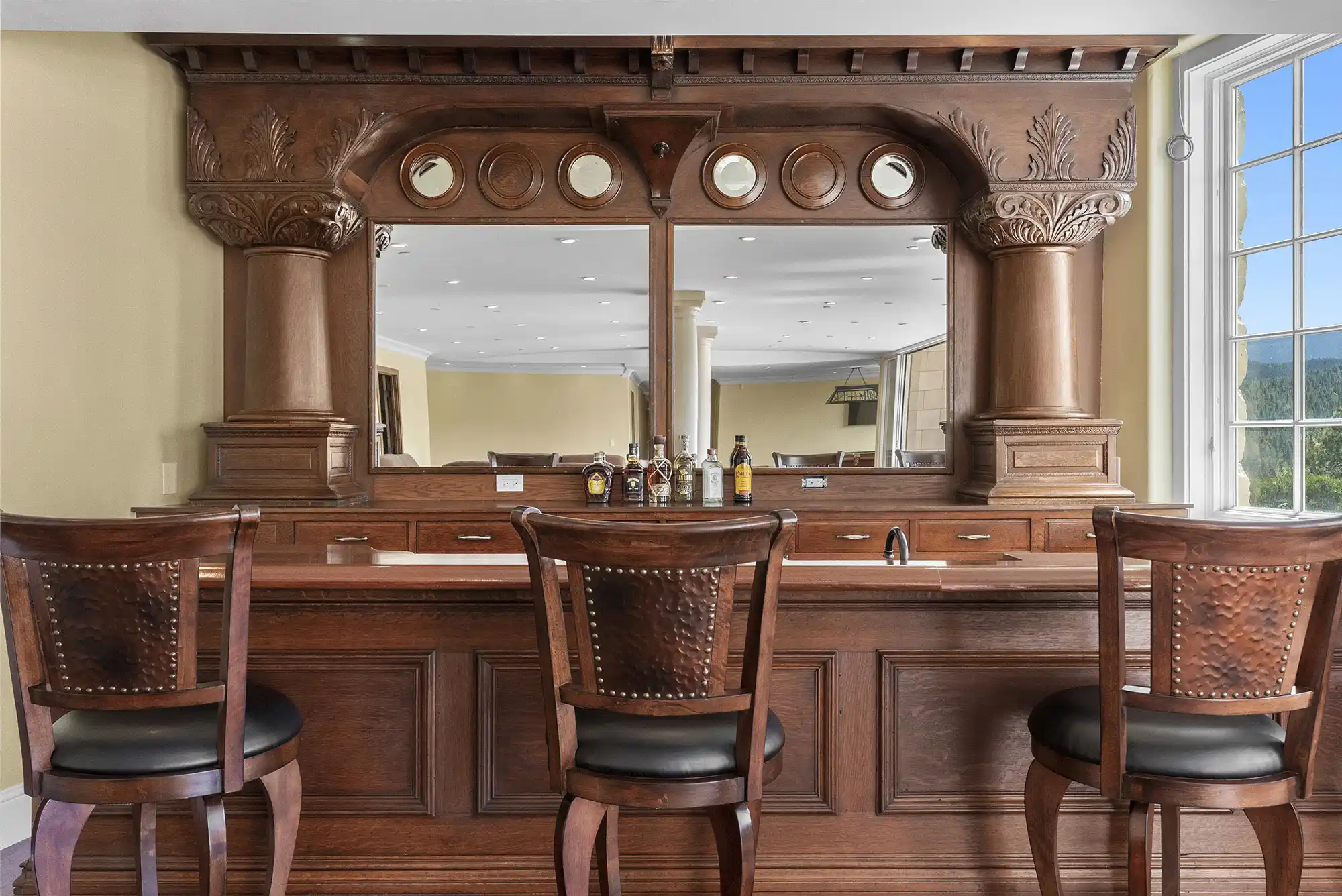 Versailles-Inspired Château with Stunning Mountain Views – image 44