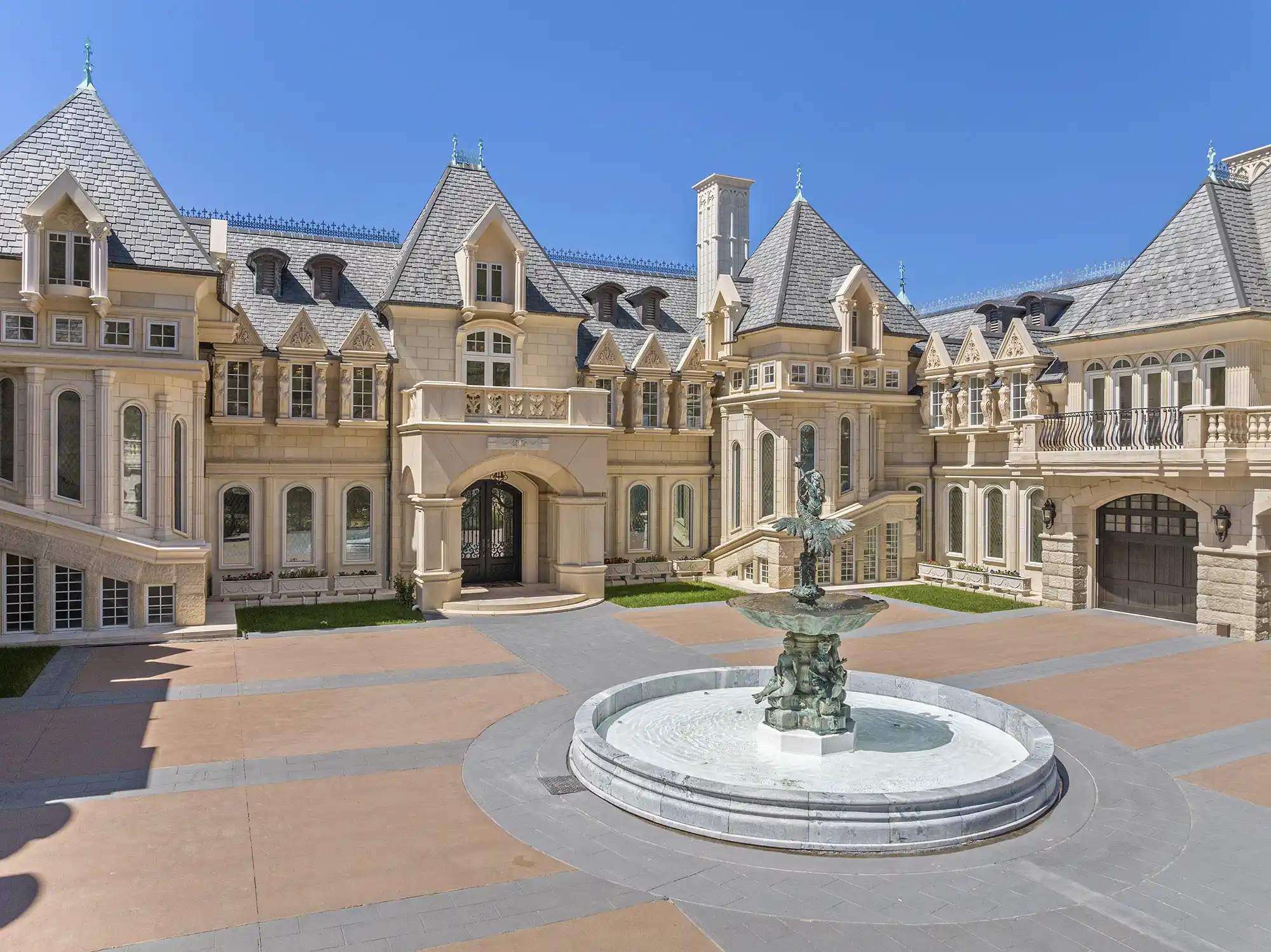 Versailles-Inspired Château with Stunning Mountain Views – image 48