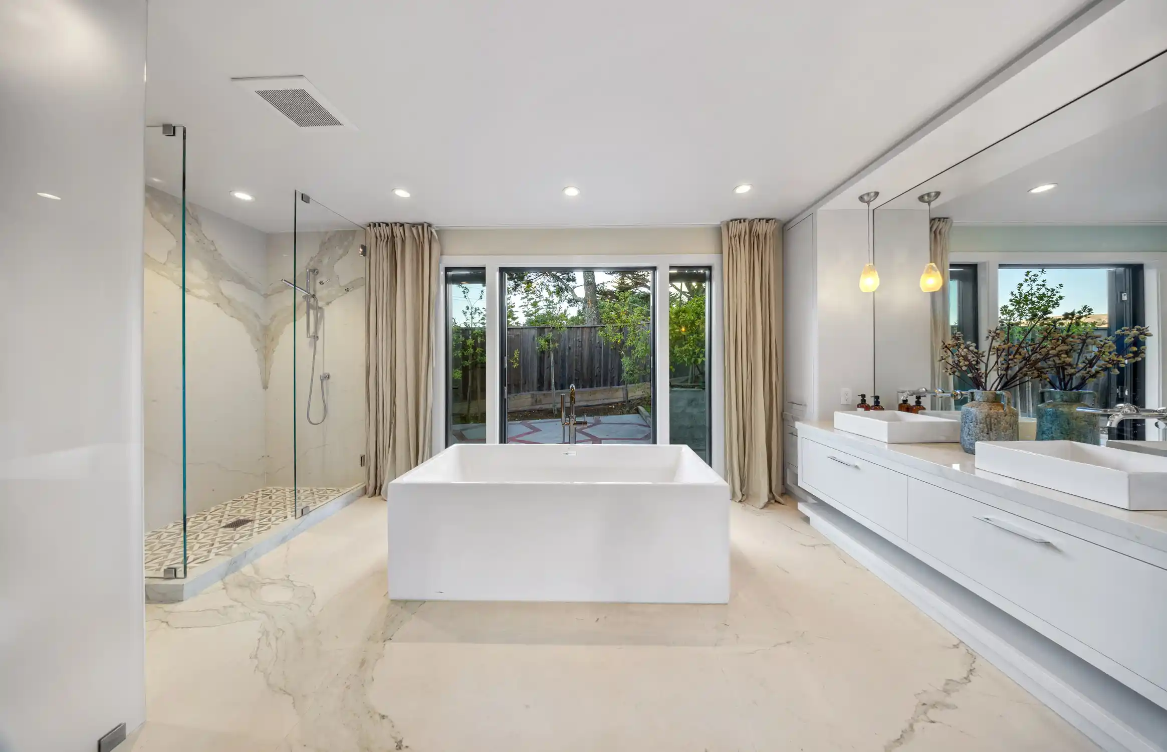 STUNNING CONTEMPORARY RENOVATION – image 11