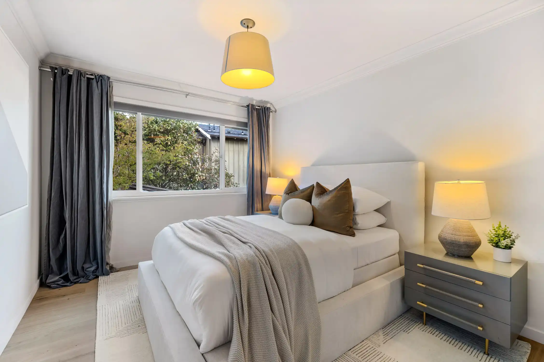 STUNNING CONTEMPORARY RENOVATION – image 16