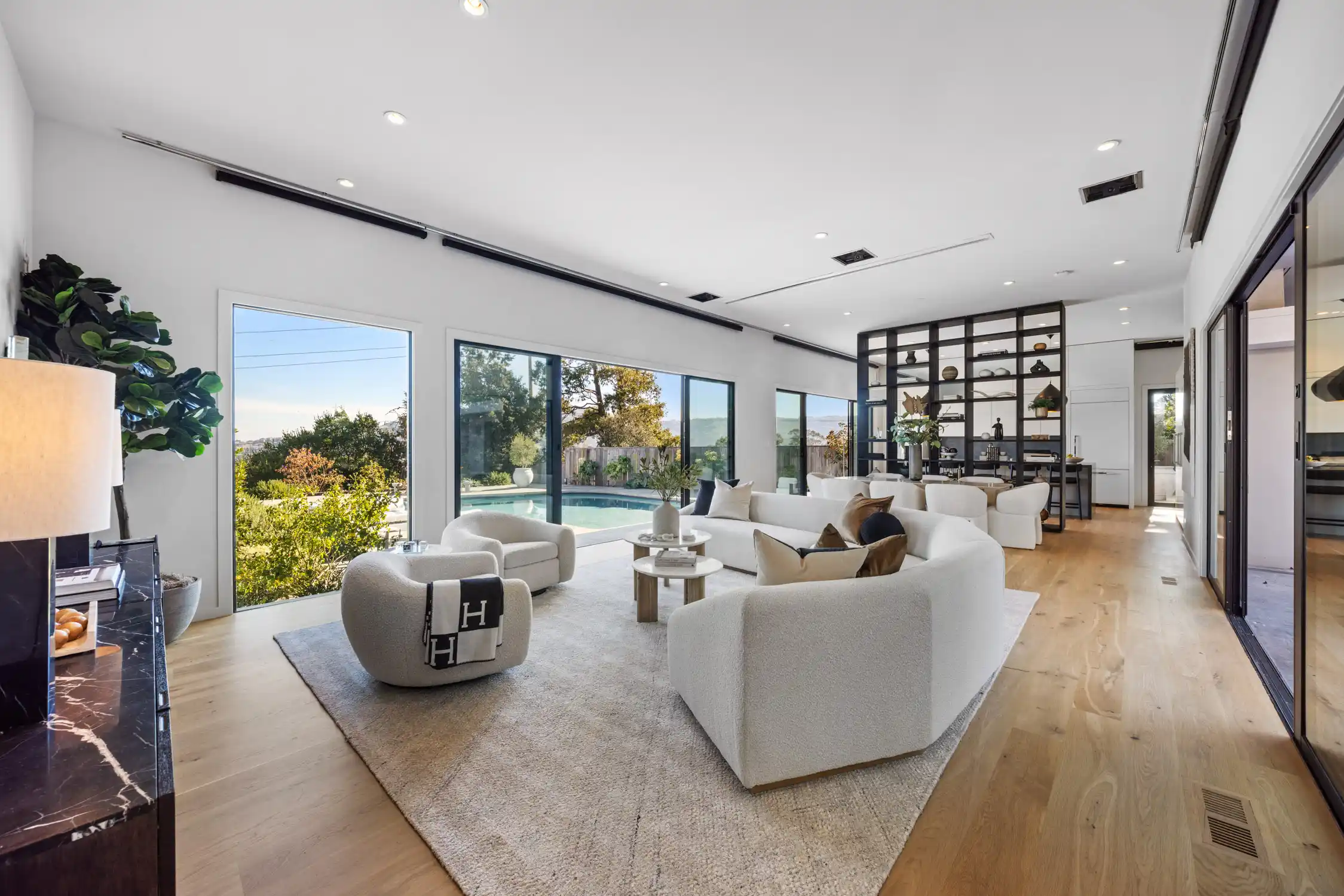 STUNNING CONTEMPORARY RENOVATION – image 2